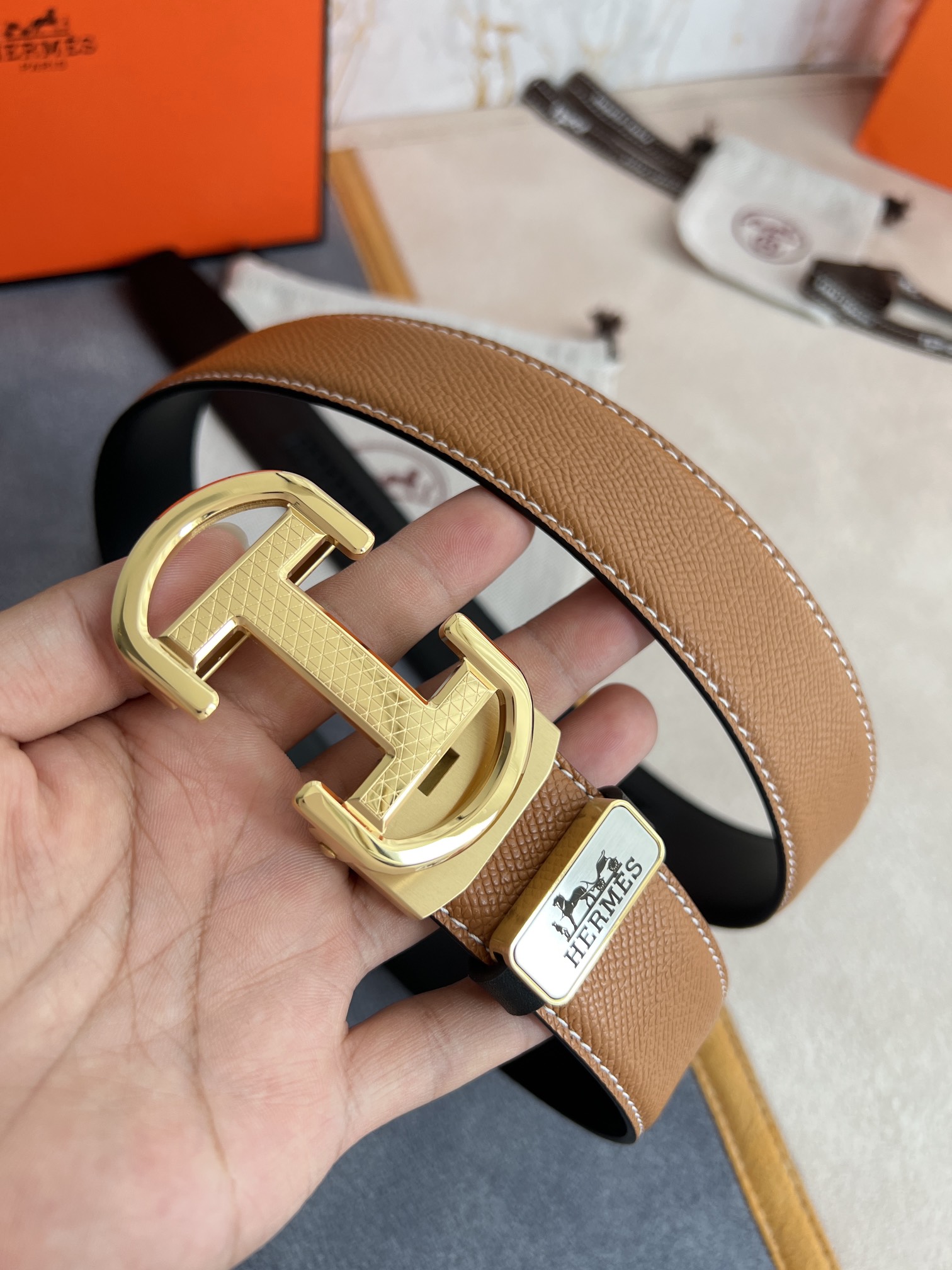 I5   Hermes 爱玛仕 自动扣皮带腰带  型号：自动带身,纯钢材质经典自动扣,自动带身 腰带：百分百头层牛皮,自动带身,保证真皮.24k纯钢扣永不掉色专柜同等质量, 双面头层牛皮手掌纹纹土黄黑色头层平纹皮底,金扣,纯钢材质自动扣,可自由裁剪,送人自用首选 包装请认准如图专柜包装,赠送拆装工具,原版电子票,宽度3.5cm