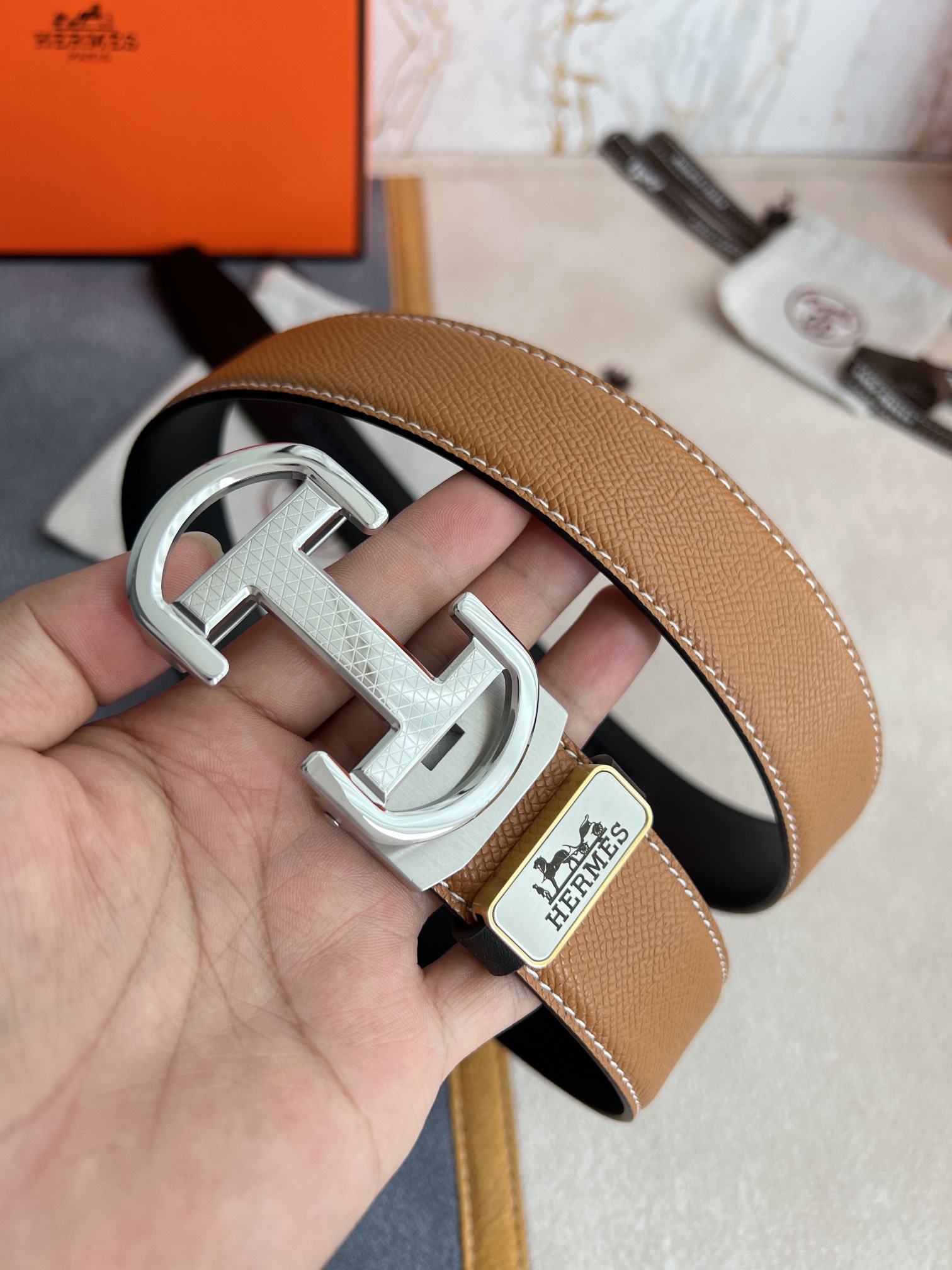 I5   Hermes 爱玛仕 自动扣皮带腰带  型号：自动带身,纯钢材质经典自动扣,自动带身 腰带：百分百头层牛皮,自动带身,保证真皮.24k纯钢扣永不掉色专柜同等质量, 双面头层牛皮手掌纹纹土黄黑色头层平纹皮底,银扣,纯钢材质自动扣,可自由裁剪,送人自用首选 包装请认准如图专柜包装,赠送拆装工具,原版电子票,宽度3.5cm