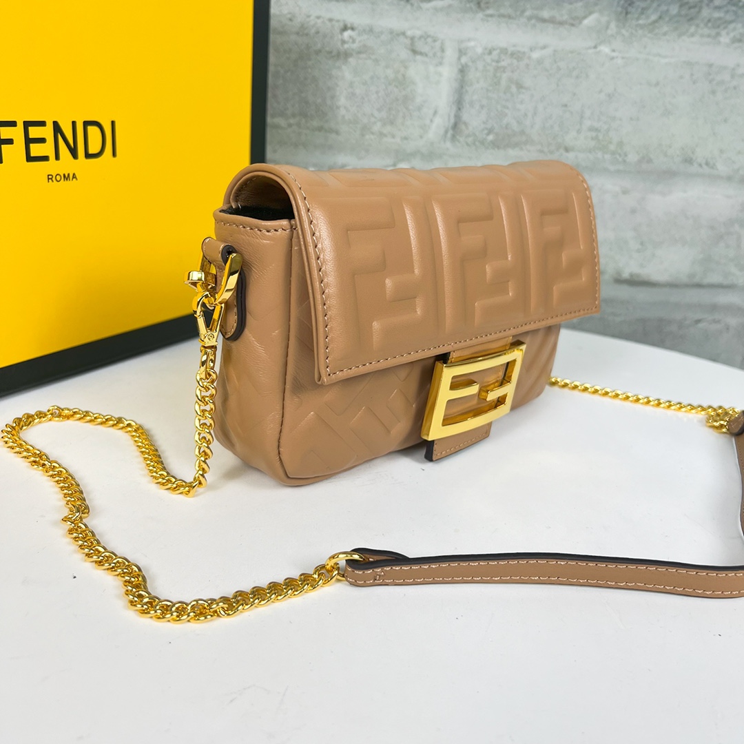 p300 FENDI（芬迪） BAGUETTE迷你肩带手袋 翻盖磁性摁扣 F0193