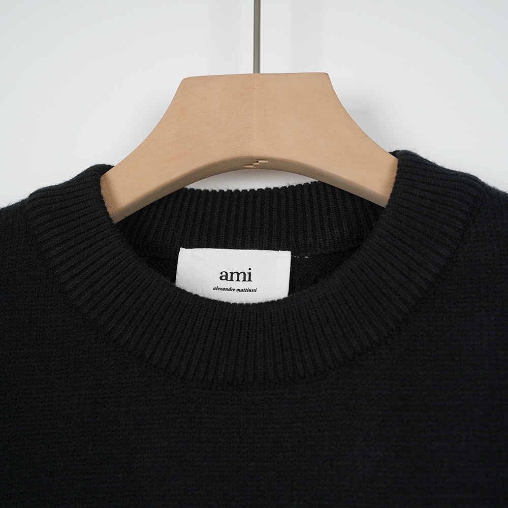 High-End Women’s Clothing: Ami’s Oversize Wool Knits with Twilight Collars - 图片 3
