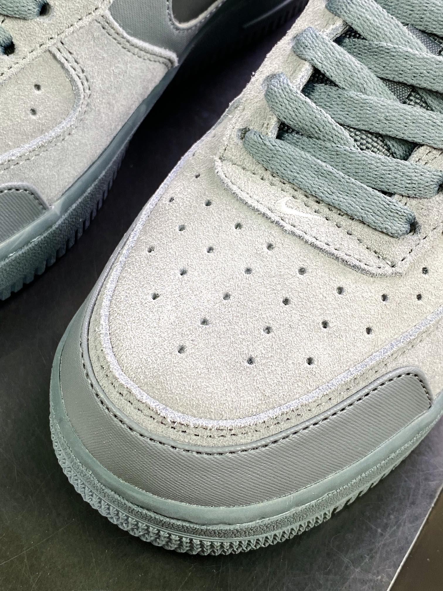 240 Air Force 1 ′07 Low Premium”Cut Out Swoosh/Grey”空军一号DO6709-002