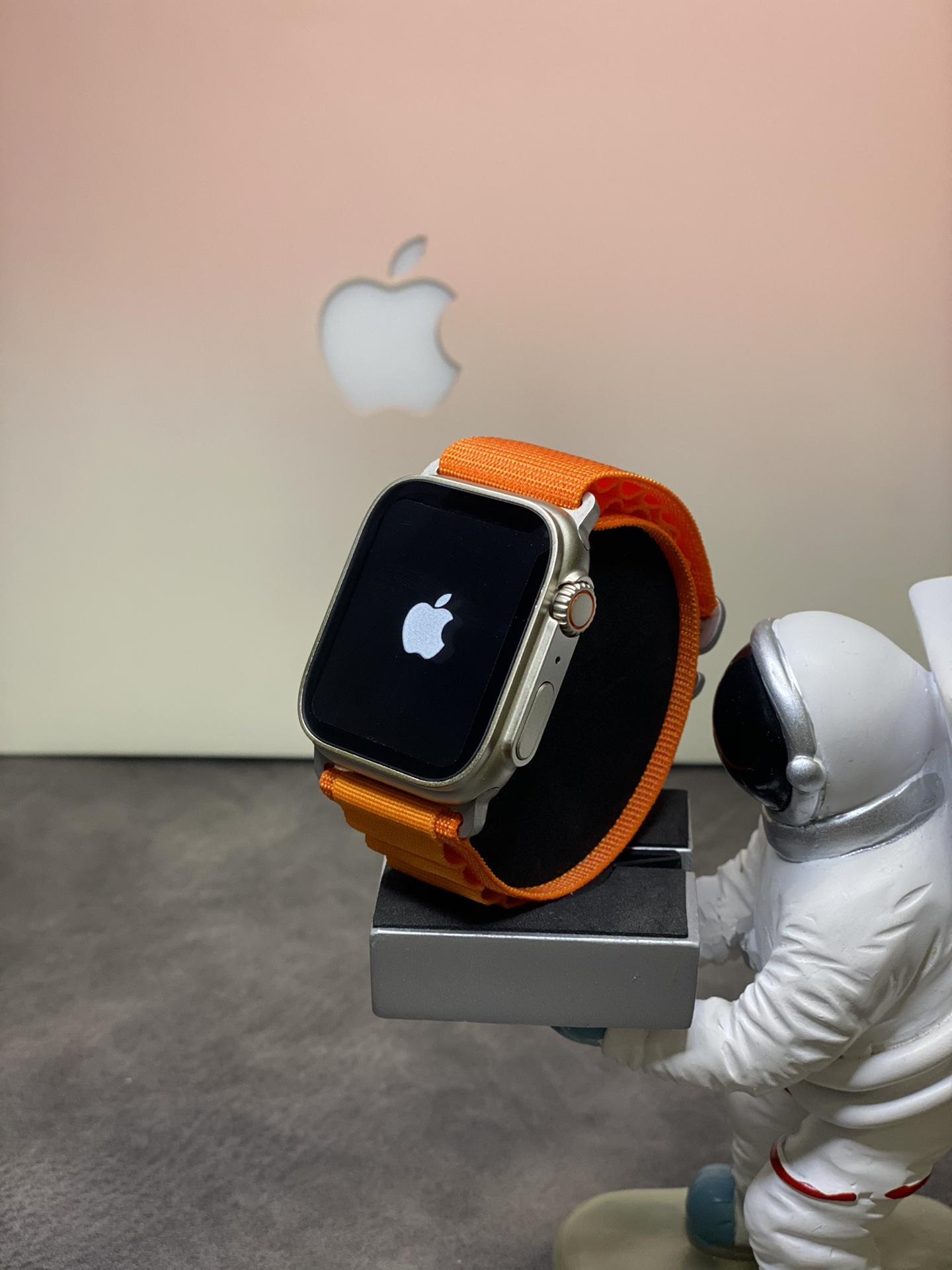 正确版‼️推手价💰240
ln毒版 苹果Apple Watch Ultra 智能手表
原壳料开模 外观尺寸跟原装一样看不出假
2.05寸TFT臻彩全面屏 四面等宽黑边非常小
49mm钛金属边框 结实耐用不容易掉漆
1:1比例开模 背面带卡扣设计 表带可跟正品通用
系统自带175种运动模式 准确记录各种运动数据
可无线充电 进口低功耗芯片 续航时间可达72小时
IP68级防水设计 再次刷新标准 生活防水无压力
升级真心率+真血氧 支持24小时持续监测
支持息屏显示 屏幕常亮 床头灯等功能
带离线支付 NFC门禁 语音助手等50种功能
正品该有的我们也都有 给你正品般享受体验
绑定app后可接受微信消息 查看信息内容等
软件内置500+种表盘 可自定义图片表盘
目前功能最全的一款表 建议各位到手慢慢挖掘‼️
配件清单:表盘+表带+无线充+说明书
售后要求 外观不磨损 屏幕膜不撕过可退换‼️
售后保修三个月 人为损坏需收取配件费用