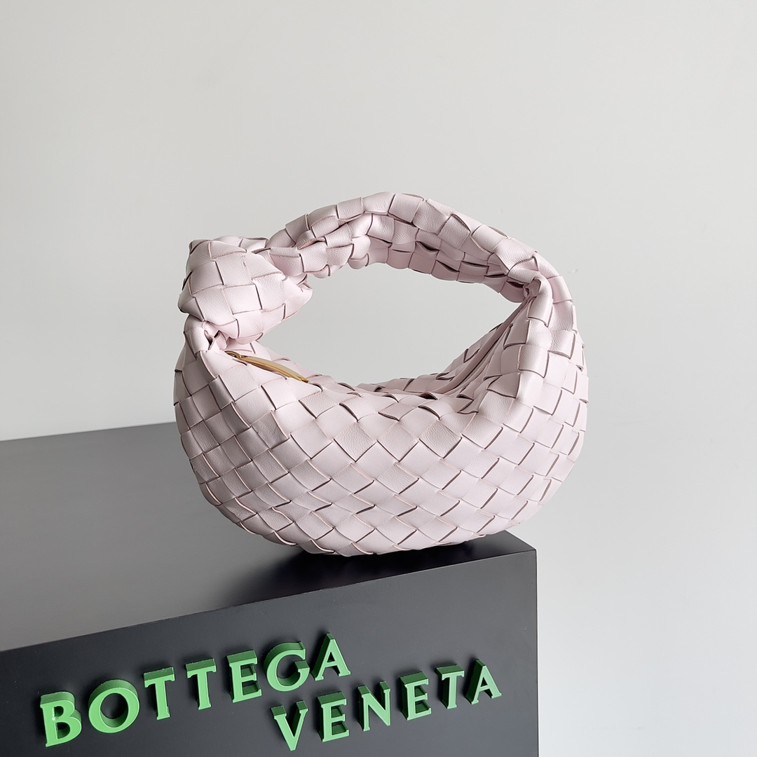 Bottega veneta͙.———最新款编织打结hobo \n    顶级小羊皮皮质很软，包形独特特别实用耐装，保留了传统的编织元素的同时多了几分张扬～ 采用羊皮手工编织制作 拉链开合 弧形无缝结构 搭配起来毫不费力 力荐  市场最高端欢迎来对比\n         【出厂均配全套包装】\nsize：xxcm。   型号：