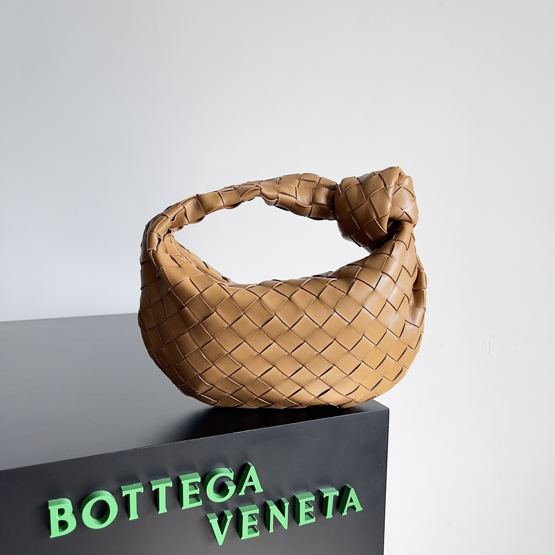 Bottega veneta͙.———最新款编织打结hobo \n    顶级小羊皮皮质很软，包形独特特别实用耐装，保留了传统的编织元素的同时多了几分张扬～ 采用羊皮手工编织制作 拉链开合 弧形无缝结构 搭配起来毫不费力 力荐  市场最高端欢迎来对比\n         【出厂均配全套包装】\nsize：xxcm。   型号：