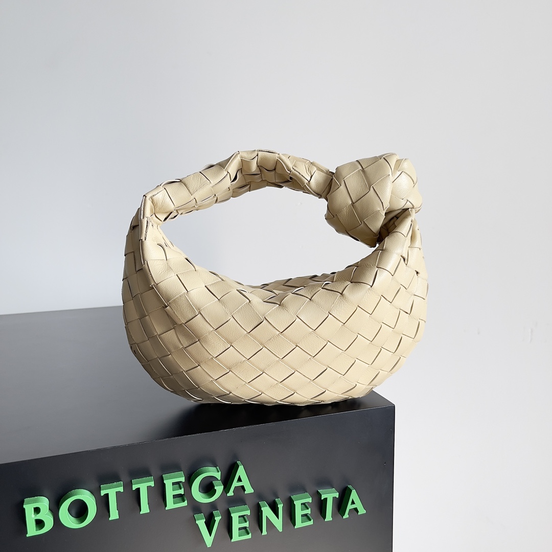 Bottega veneta͙.———最新款编织打结hobo \n    顶级小羊皮皮质很软，包形独特特别实用耐装，保留了传统的编织元素的同时多了几分张扬～ 采用羊皮手工编织制作 拉链开合 弧形无缝结构 搭配起来毫不费力 力荐  市场最高端欢迎来对比\n         【出厂均配全套包装】\nsize：xxcm。   型号：