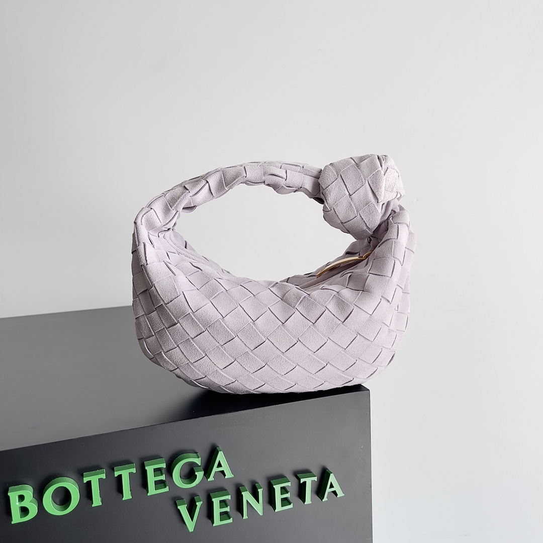 Bottega veneta͙.———麂皮Jodie\n最新款编织打结hobo \n    顶级小羊皮皮质很软，包形独特特别实用耐装，保留了传统的编织元素的同时多了几分张扬～ 采用羊皮手工编织制作 拉链开合 弧形无缝结构 搭配起来毫不费力 力荐  市场最高端欢迎来对比\n         【出厂均配全套包装】\nsize：xxcm。   型号：