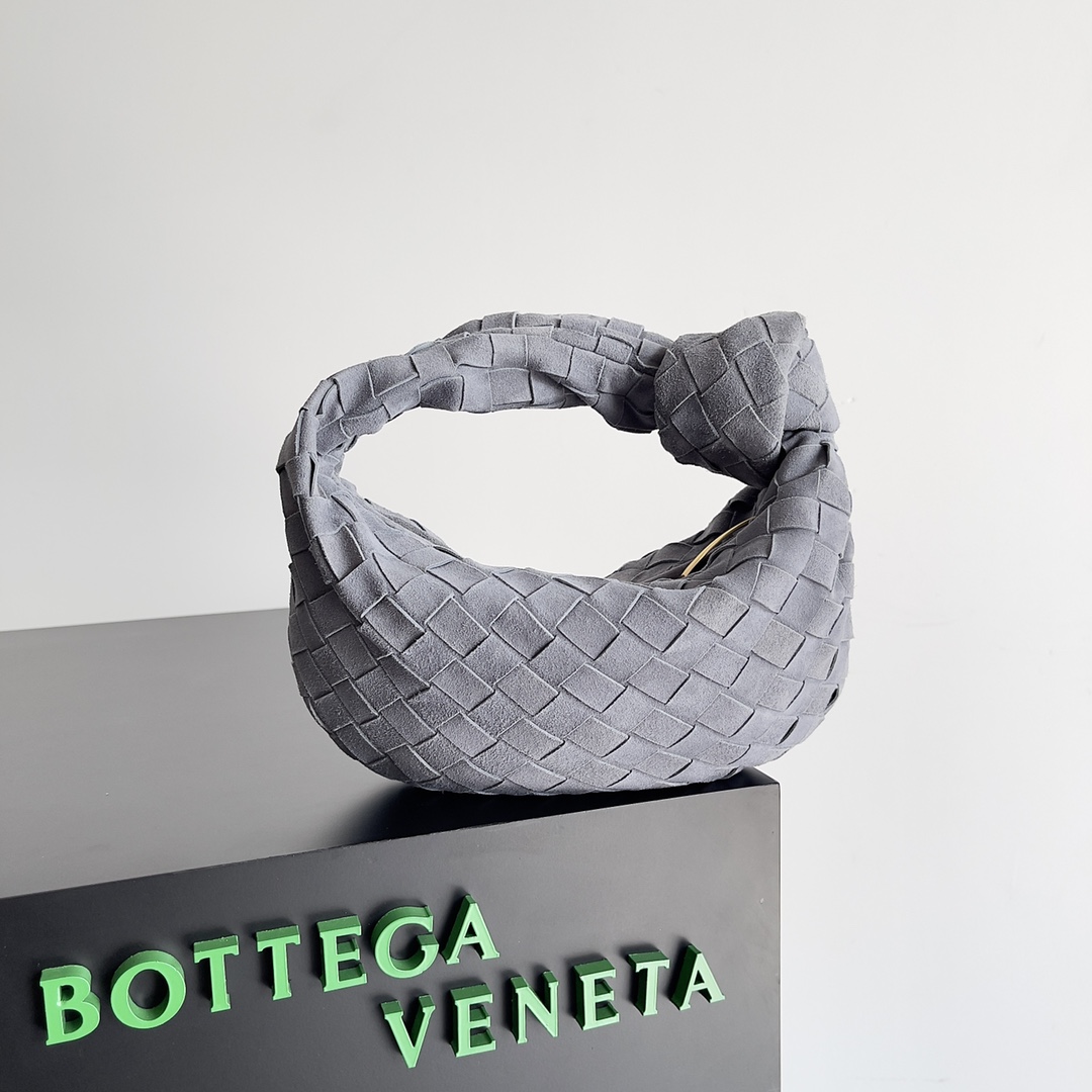 Bottega veneta͙.———麂皮Jodie\n最新款编织打结hobo \n    顶级小羊皮皮质很软，包形独特特别实用耐装，保留了传统的编织元素的同时多了几分张扬～ 采用羊皮手工编织制作 拉链开合 弧形无缝结构 搭配起来毫不费力 力荐  市场最高端欢迎来对比\n         【出厂均配全套包装】\nsize：xxcm。   型号：