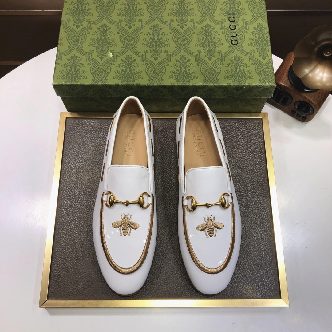 J5  Gucci  古奇  高端牛里 Gucci——顶级版本 Gucci  古奇 经典豆豆鞋选用进口原版牛皮，内里头层舒适牛皮内里原版耐磨橡胶大底高品质精品码数38-44 45定做