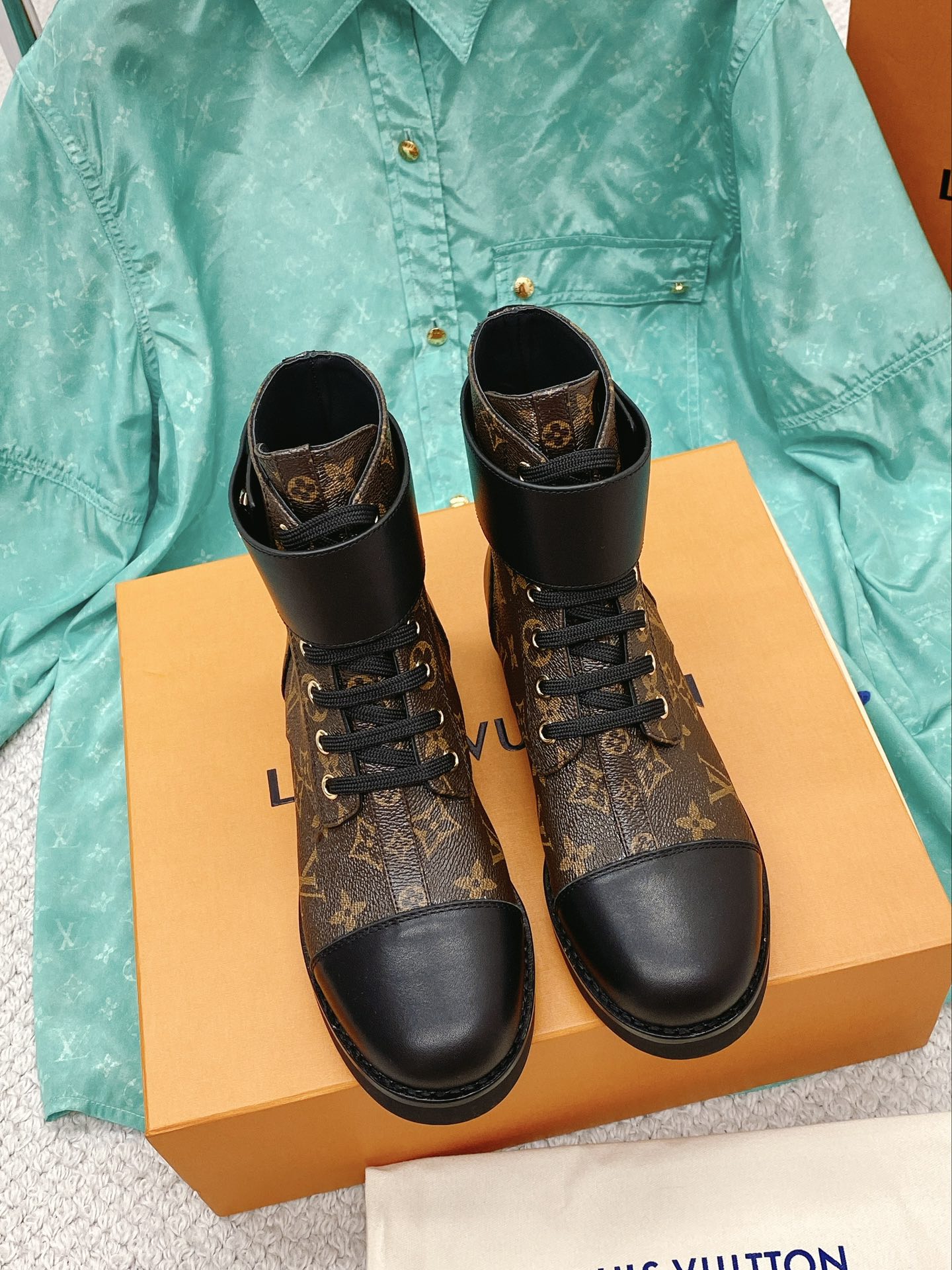 NO:483139,L family donkey brand super classic Martin boots original replica The popular small leather shoe design this year Simple round toe High-end and atmospheric Super versatile slim Super boots Upper cowhide/presbyterian inner cowhide Sole original rubber plus real riding edge combination Size 35-40 41 orders, boots, louis vuitton, louis vuitton, boots, cowhide19860909L家驴牌超经典马丁靴神靴 原版复刻 今年流行的小皮鞋设计 简约圆头 高档大气 超百搭显瘦 超牛战靴 鞋面牛皮/老花 内里牛皮 鞋底原版橡胶加真驾沿条组合 35-40码 41订,靴子,louis vuitton,louis vuitton,boots,cowhide,Women's Shoes