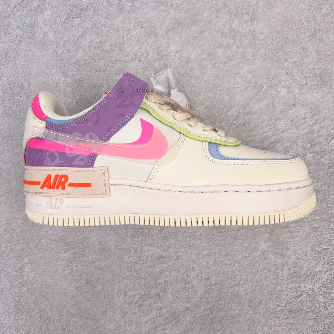 F5 NK WMNS Air Force 1 Shadow全新少女系解构主义设计 空军一号马卡龙 鞋款以“双重swoosh标志叠加”为特色，在细节上呈现多层次的设计。以大胆的设计手法，重新演绎这些非凡而鲜明的经典元素，将它们以前卫又优雅的方式突显出来。在各种标志性特征之外又呈现新鲜设计。每一款新作都以女性受众为设计考量，承袭The 1s Reimagined女子鞋款之强势力量，同时坚定一个信念：真正的经典，是在不断的超越与重塑中延续的。