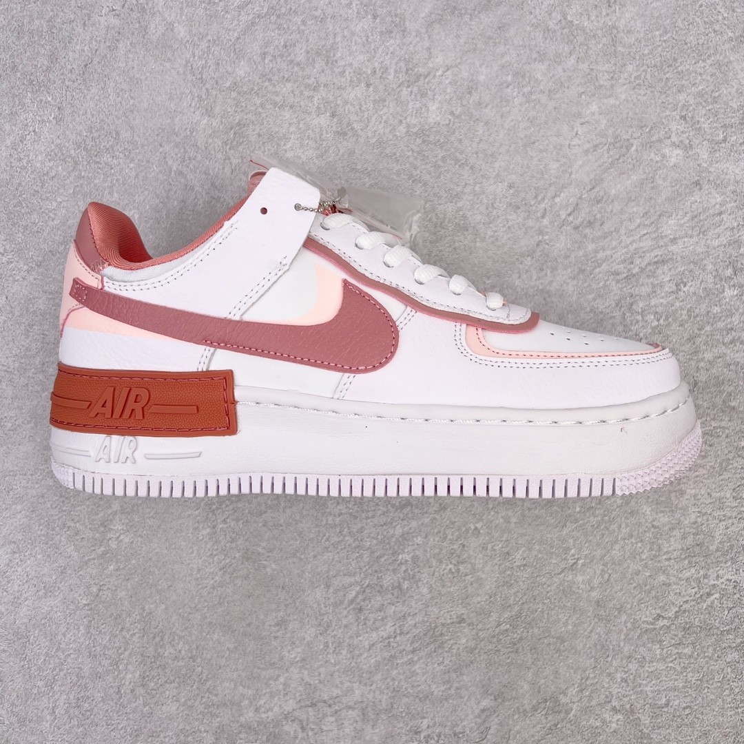 F5 NK WMNS Air Force 1 Shadow全新少女系解构主义设计 空军一号马卡龙 鞋款以“双重swoosh标志叠加”为特色，在细节上呈现多层次的设计。以大胆的设计手法，重新演绎这些非凡而鲜明的经典元素，将它们以前卫又优雅的方式突显出来。在各种标志性特征之外又呈现新鲜设计。每一款新作都以女性受众为设计考量，承袭The 1s Reimagined女子鞋款之强势力量，同时坚定一个信念：真正的经典，是在不断的超越与重塑中延续的。
