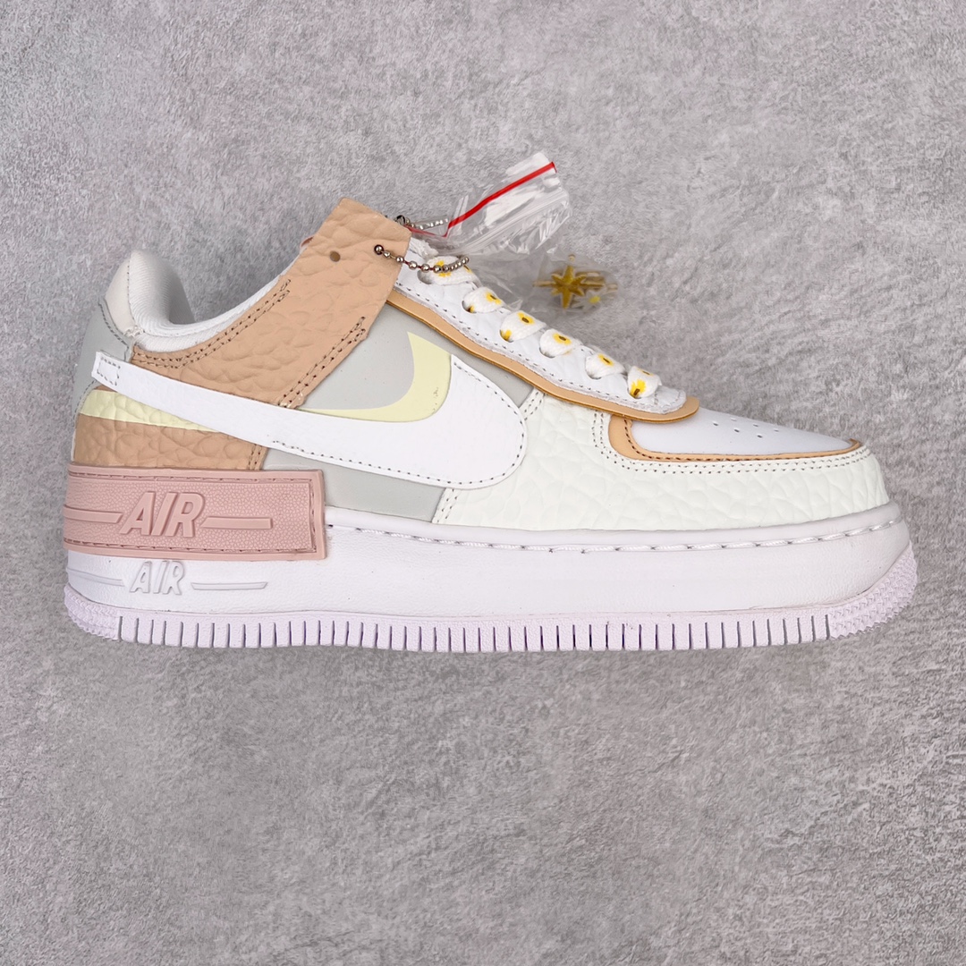 F5 NK WMNS Air Force 1 Shadow全新少女系解构主义设计 空军一号马卡龙 鞋款以“双重swoosh标志叠加”为特色，在细节上呈现多层次的设计。以大胆的设计手法，重新演绎这些非凡而鲜明的经典元素，将它们以前卫又优雅的方式突显出来。在各种标志性特征之外又呈现新鲜设计。每一款新作都以女性受众为设计考量，承袭The 1s Reimagined女子鞋款之强势力量，同时坚定一个信念：真正的经典，是在不断的超越与重塑中延续的。