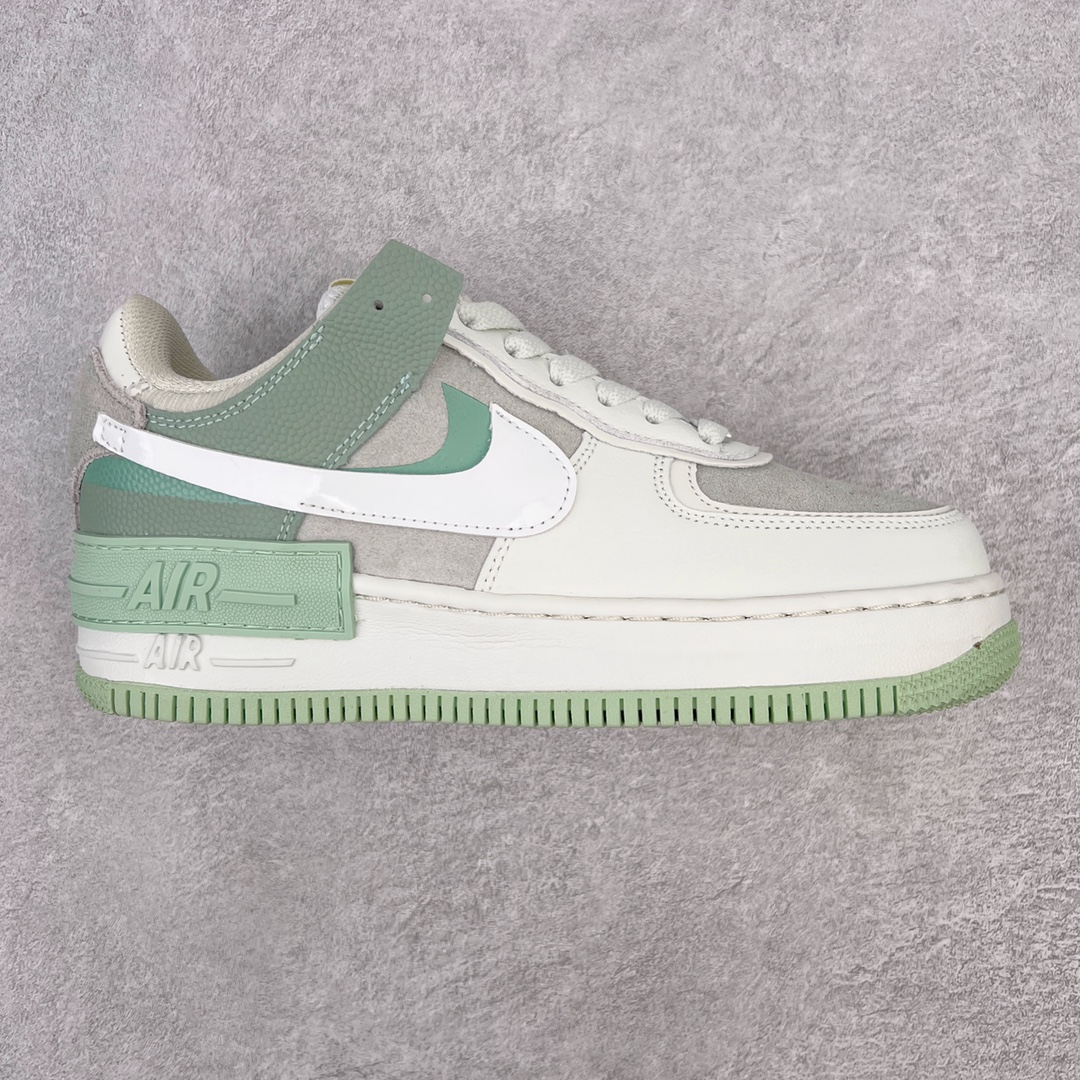 F5 NK WMNS Air Force 1 Shadow全新少女系解构主义设计 空军一号马卡龙 鞋款以“双重swoosh标志叠加”为特色，在细节上呈现多层次的设计。以大胆的设计手法，重新演绎这些非凡而鲜明的经典元素，将它们以前卫又优雅的方式突显出来。在各种标志性特征之外又呈现新鲜设计。每一款新作都以女性受众为设计考量，承袭The 1s Reimagined女子鞋款之强势力量，同时坚定一个信念：真正的经典，是在不断的超越与重塑中延续的。