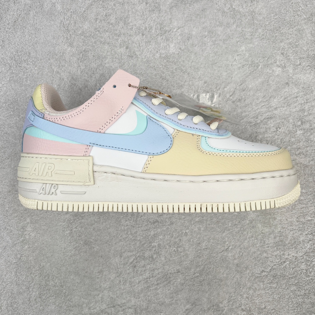 F5 NK WMNS Air Force 1 Shadow全新少女系解构主义设计 空军一号马卡龙 鞋款以“双重swoosh标志叠加”为特色，在细节上呈现多层次的设计。以大胆的设计手法，重新演绎这些非凡而鲜明的经典元素，将它们以前卫又优雅的方式突显出来。在各种标志性特征之外又呈现新鲜设计。每一款新作都以女性受众为设计考量，承袭The 1s Reimagined女子鞋款之强势力量，同时坚定一个信念：真正的经典，是在不断的超越与重塑中延续的。