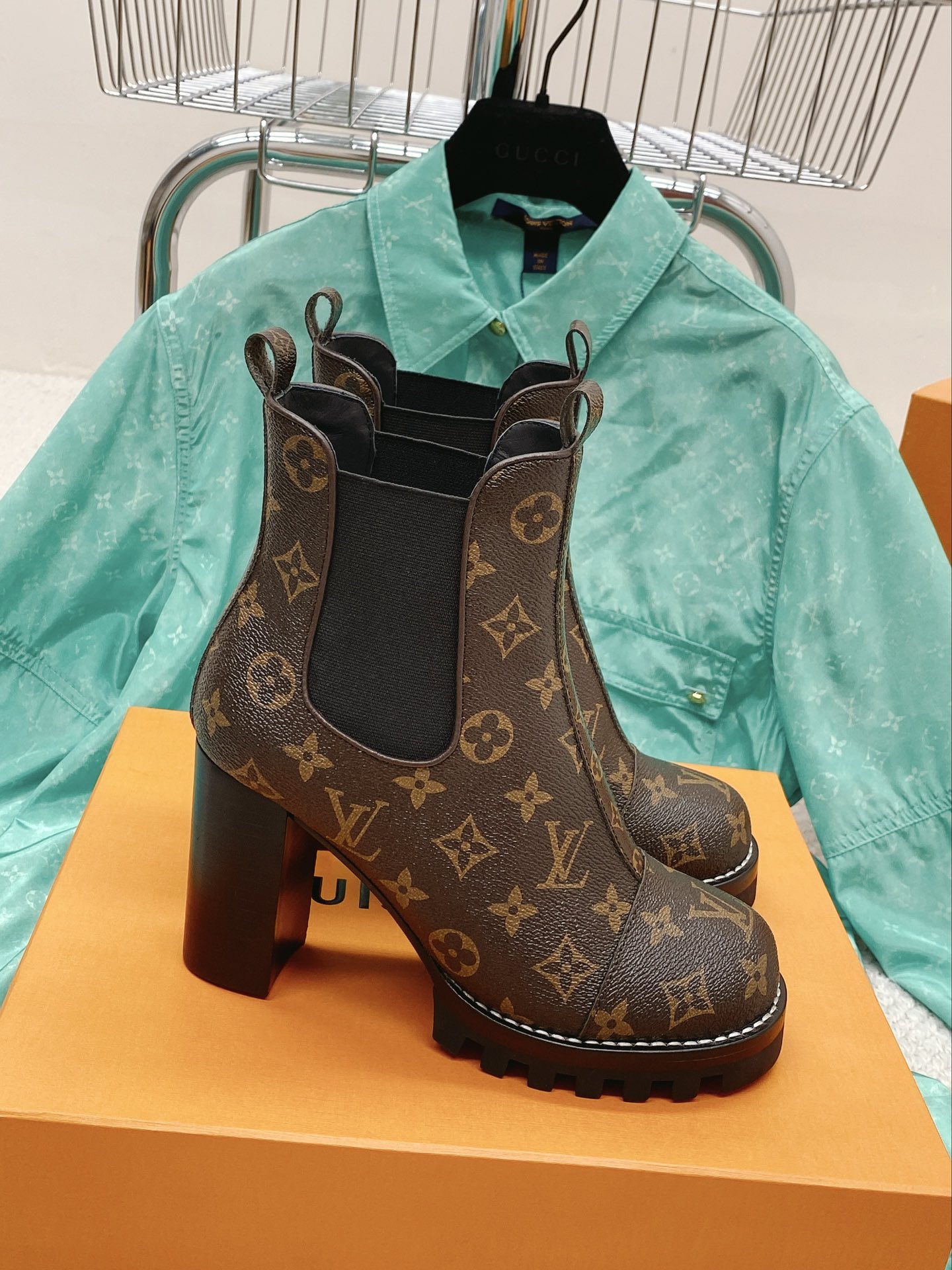 NO:483166,L family donkey brand new high-heeled boots in autumn and winter classic work High version Super genuine style Super atmospheric on the feet Extraordinary temperament Needless to say Superb imported cowhide upper / presbyterian leather Inner cowhide Outsole Imported leather upsole plus tooth rubber combination with leather edges. Heel height 9cm; Water table 2.5cm Extreme adjustment last Super stable Size number 35-39 40 41 orders, boots, louis vuitton, louis vuitton, boots, cowhide, Leather soles19860909L家驴牌 秋冬新款高跟靴 经典之作 高版本 超正版型 上脚超大气 气质非凡 不用多说 超赞 鞋面进口牛皮 /老花皮 内里牛皮 大底进口真皮大底加齿牙橡胶组合加真皮沿条围边.跟高9cm； 水台2.5cm 极致调楦 超级稳 码数35-39码40 41订,靴子,louis vuitton,louis vuitton,boots,cowhide,Leather soles,Women's Shoes