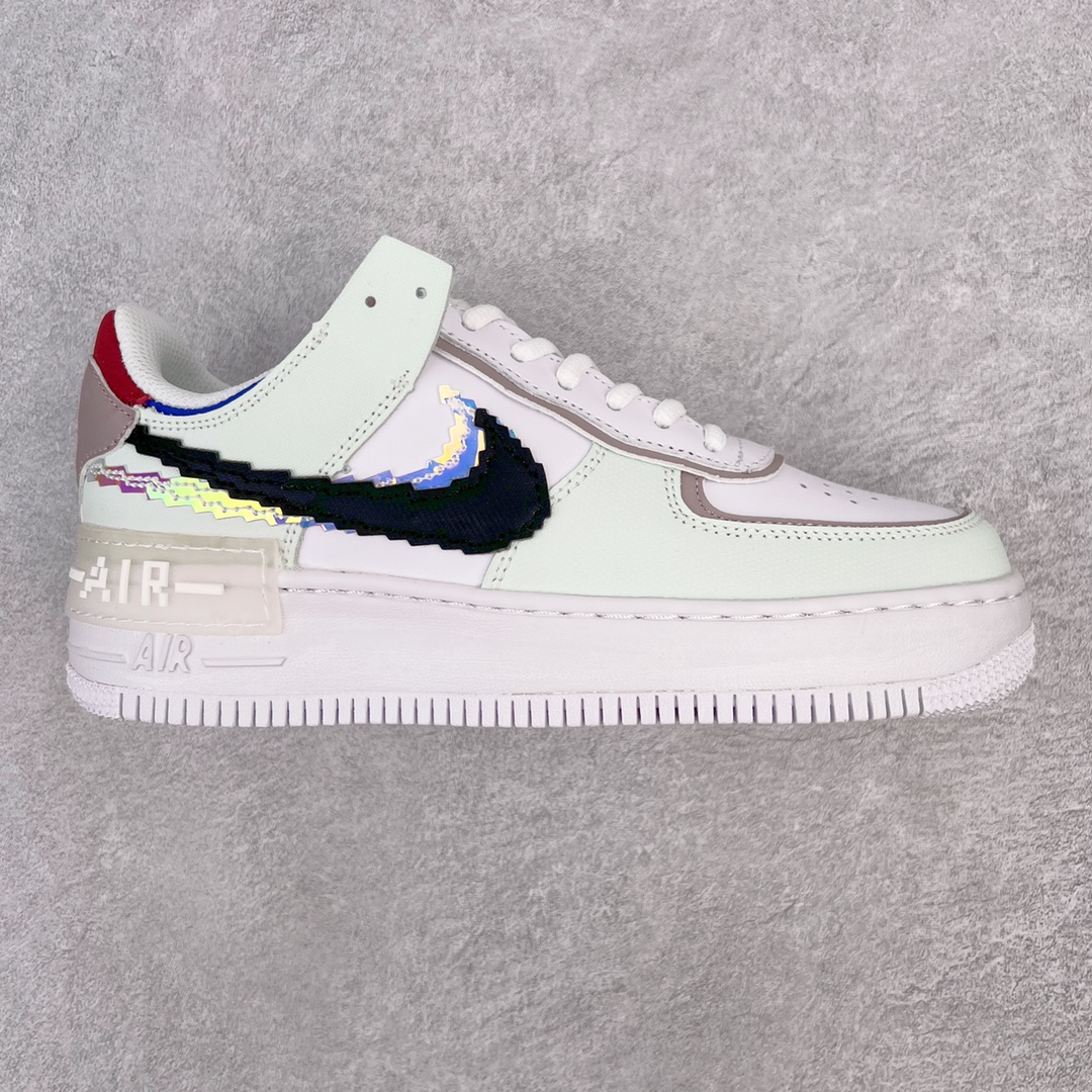 F5 NK WMNS Air Force 1 Shadow全新少女系解构主义设计 空军一号马卡龙 鞋款以“双重swoosh标志叠加”为特色，在细节上呈现多层次的设计。以大胆的设计手法，重新演绎这些非凡而鲜明的经典元素，将它们以前卫又优雅的方式突显出来。在各种标志性特征之外又呈现新鲜设计。每一款新作都以女性受众为设计考量，承袭The 1s Reimagined女子鞋款之强势力量，同时坚定一个信念：真正的经典，是在不断的超越与重塑中延续的。
