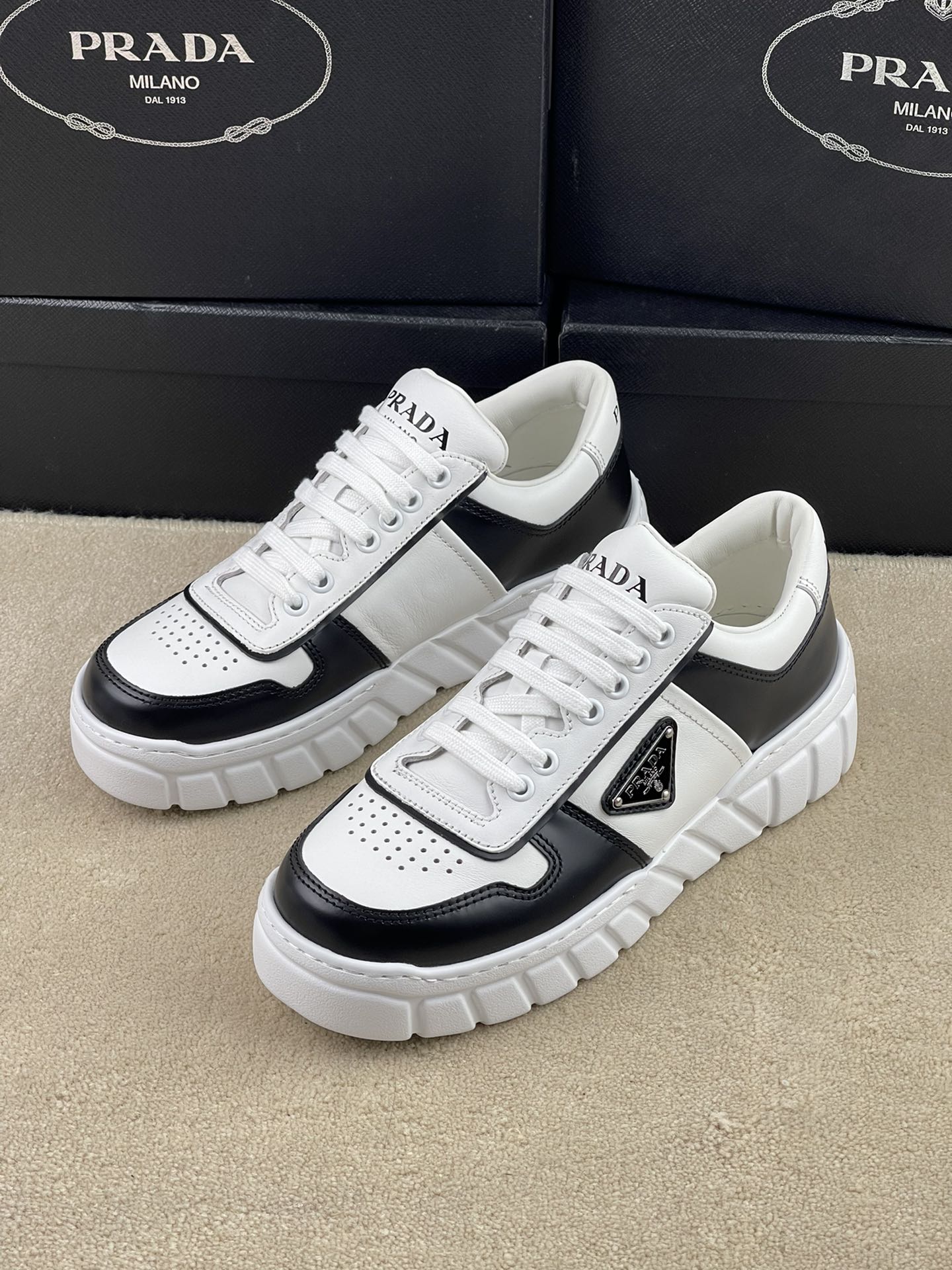 NO:271062,rada's latest high-end version factory upgrade This gorgeous leather sneaker interprets a modern design style. The weighty rubber sole releases a sporty atmosphere, and the iconic enameled metal triangle logo adds style. With shoelaces, upper with enameled triangle decals, tongue with rada Milano screen printed logo Foam sole, geometric sole pattern Removable leather-covered insole Men's shoes 39 40 41 42 43 Size 44,,prada,sneakers19860909rada最新高版本换工厂升级 这款华美的皮革运动鞋演绎摩登的设计风格.颇具量感的橡胶鞋底释放运动气息,标志性的涂珐琅金属三角形徽标平添格调. 配鞋带 鞋面配涂珐琅三角形贴花,鞋舌配rada Milano丝网印刷徽标 泡沫鞋底,配几何鞋底花纹 可拆卸皮革包覆内底 男鞋39 40 41 42 43 44码,,prada,sneakers,Men's shoes