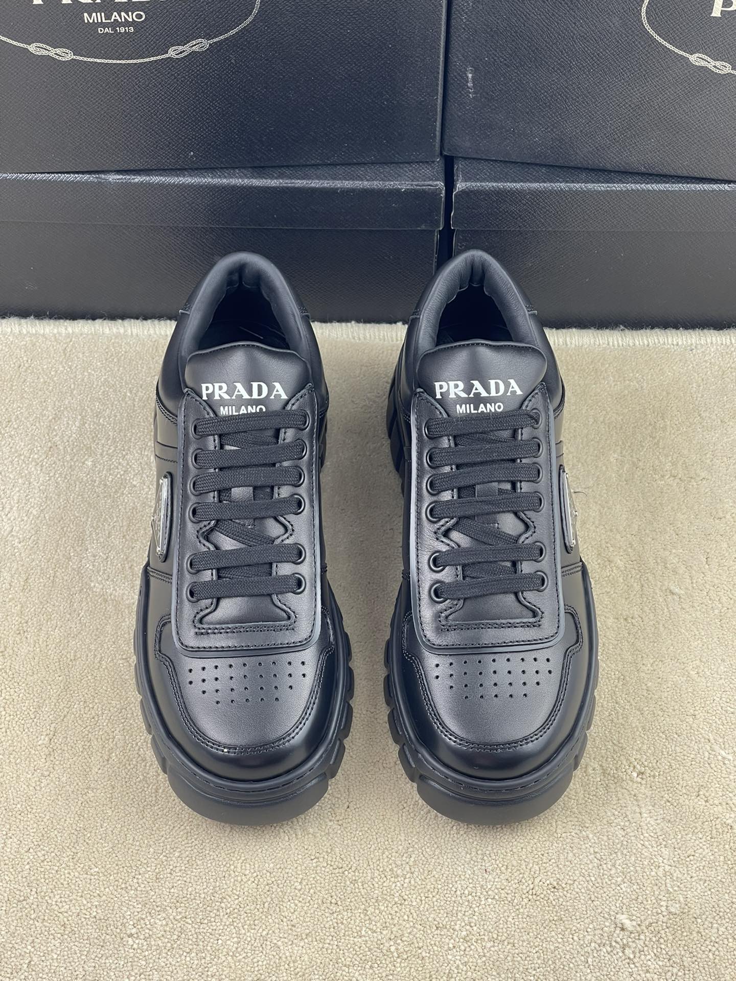 NO:272579,rada's latest high-end version factory upgrade This gorgeous leather sneaker interprets a modern design style. The weighty rubber sole releases a sporty atmosphere, and the iconic enameled metal triangle logo adds style. With shoelaces, upper with enameled triangle decals, tongue with rada Milano screen printed logo Foam sole, geometric sole pattern Removable leather-covered insole Men's shoes 39 40 41 42 43 44,,prada,sneakers19860909rada最新高版本换工厂升级 这款华美的皮革运动鞋演绎摩登的设计风格.颇具量感的橡胶鞋底释放运动气息,标志性的涂珐琅金属三角形徽标平添格调. 配鞋带 鞋面配涂珐琅三角形贴花,鞋舌配rada Milano丝网印刷徽标 泡沫鞋底,配几何鞋底花纹 可拆卸皮革包覆内底 男鞋39 40 41 42 43 44,,prada,sneakers,Men's shoes