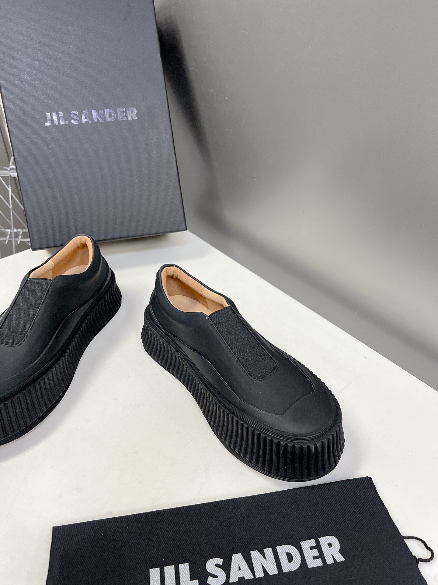 JILSANDER吉尔森达极简的风格往往最深入人心颇受欢迎简约的调性越来越符合大众审美的美状️这款Js饼