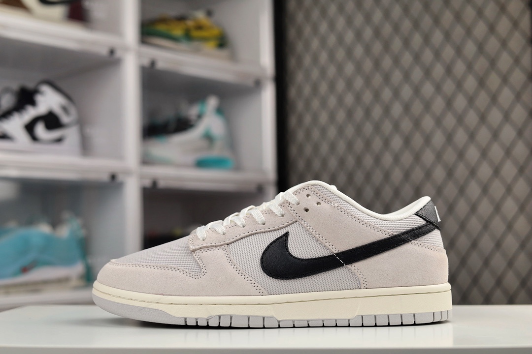 H0 Nike Dunk Low “Certified Fresh” 尘光子史诗 全网唯一全头层版本 正确低趴鞋头细节 拒绝偷工减料供应这种演绎将打破过去几个月我们习惯的Dunk皮革设计，而是替换为网眼和绒面革，这也是Peter Moore1985年的经典设计。鞋面、脚趾和脚踝均采用灰色网眼面料，大面积采用浅灰色面革，与黑色侧面 Nike Swoosh标志融为一体。白色鞋舌与白色鞋带呼应，奶油色橡胶中底和灰色外底进行结合，完成了这次新鲜度满分的设计