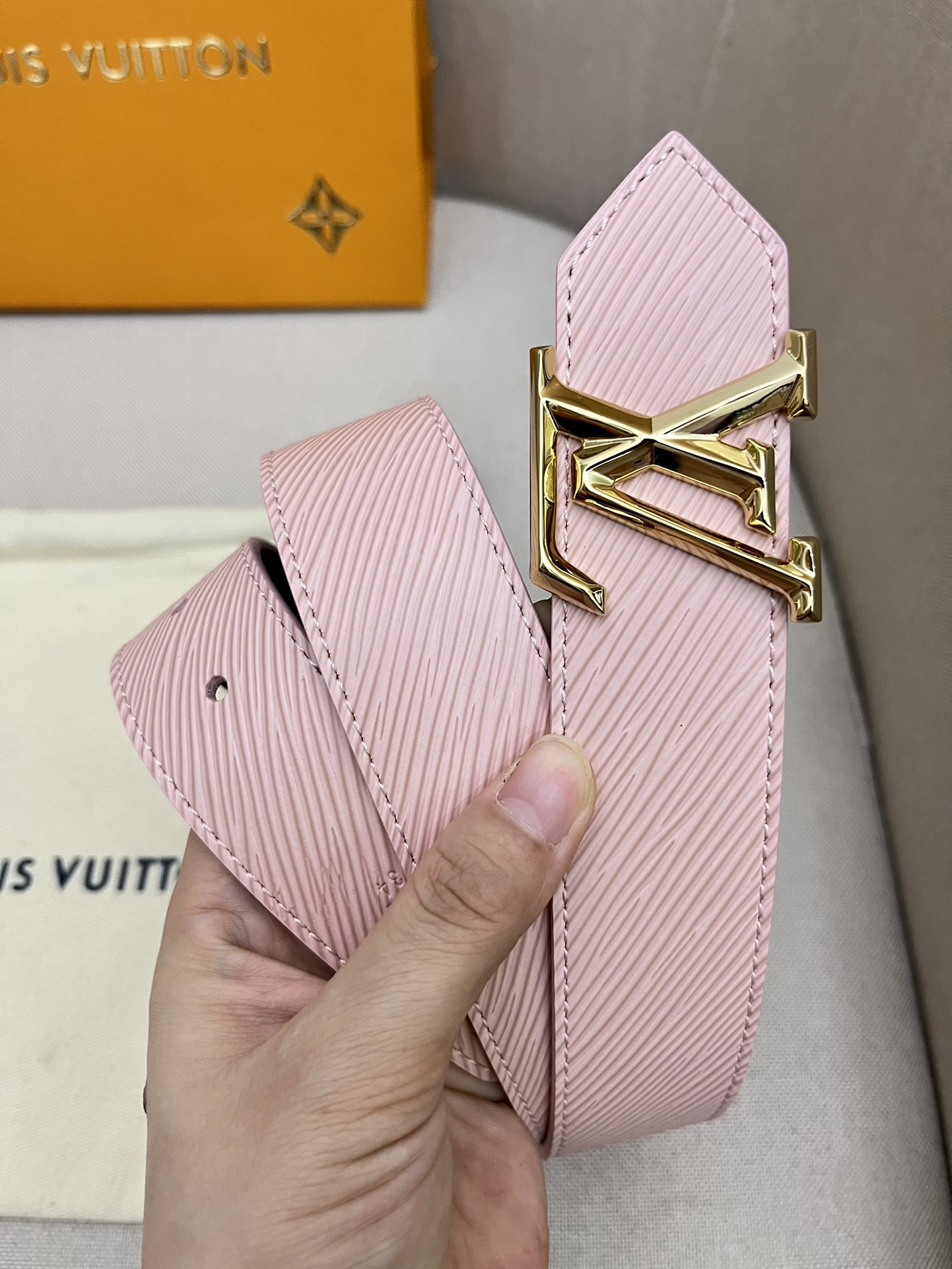 I0  Louis vuitton 路易威登 LV   皮带腰带：双面使用专柜质量、头层牛皮、24k纯钢扣、送人自用首选、保证真皮 包装：请认准图片专柜包装、送打孔器 全套包装 宽度：3.5 cm 长度：国标cm-cm 不可以自行裁剪长度