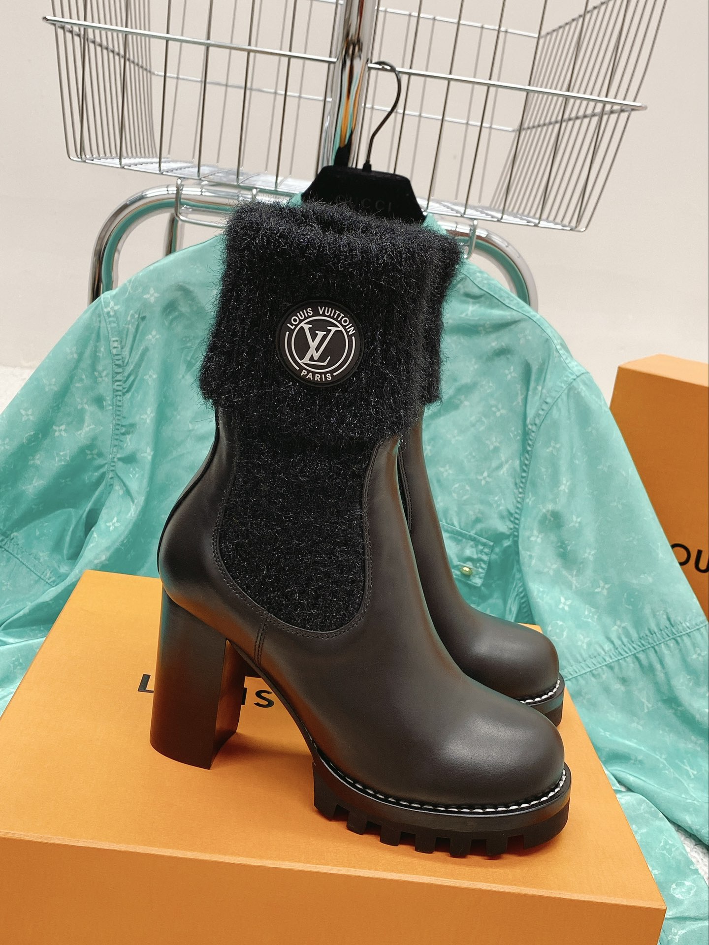 NO:483109,L family donkey brand, the latest wool high heel boots in autumn and winter, classic work, high version, super genuine style, super atmospheric on the feet, extraordinary temperament, needless to say, awesome, imported cowhide on the upper, cowhide inside, imported leather, long sole, toothed rubber combination, leather edge edge, heel height 9cm; water platform 2.5cm, extreme last adjustment, super stable, size 35-39, 40, 41 orders, boots, louis vuitton, louis vuitton, boots, cowhide, Leather soles19860909L家驴牌 秋冬最新款毛线筒高跟靴 经典之作 高版本 超正版型 上脚超大气 气质非凡 不用多说 超赞 鞋面进口牛皮 内里牛皮 大底进口真皮大底加齿牙橡胶组合加真皮沿条围边.跟高9cm； 水台2.5cm 极致调楦 超级稳 码数35-39码40 41订,靴子,louis vuitton,louis vuitton,boots,cowhide,Leather soles,Women's Shoes