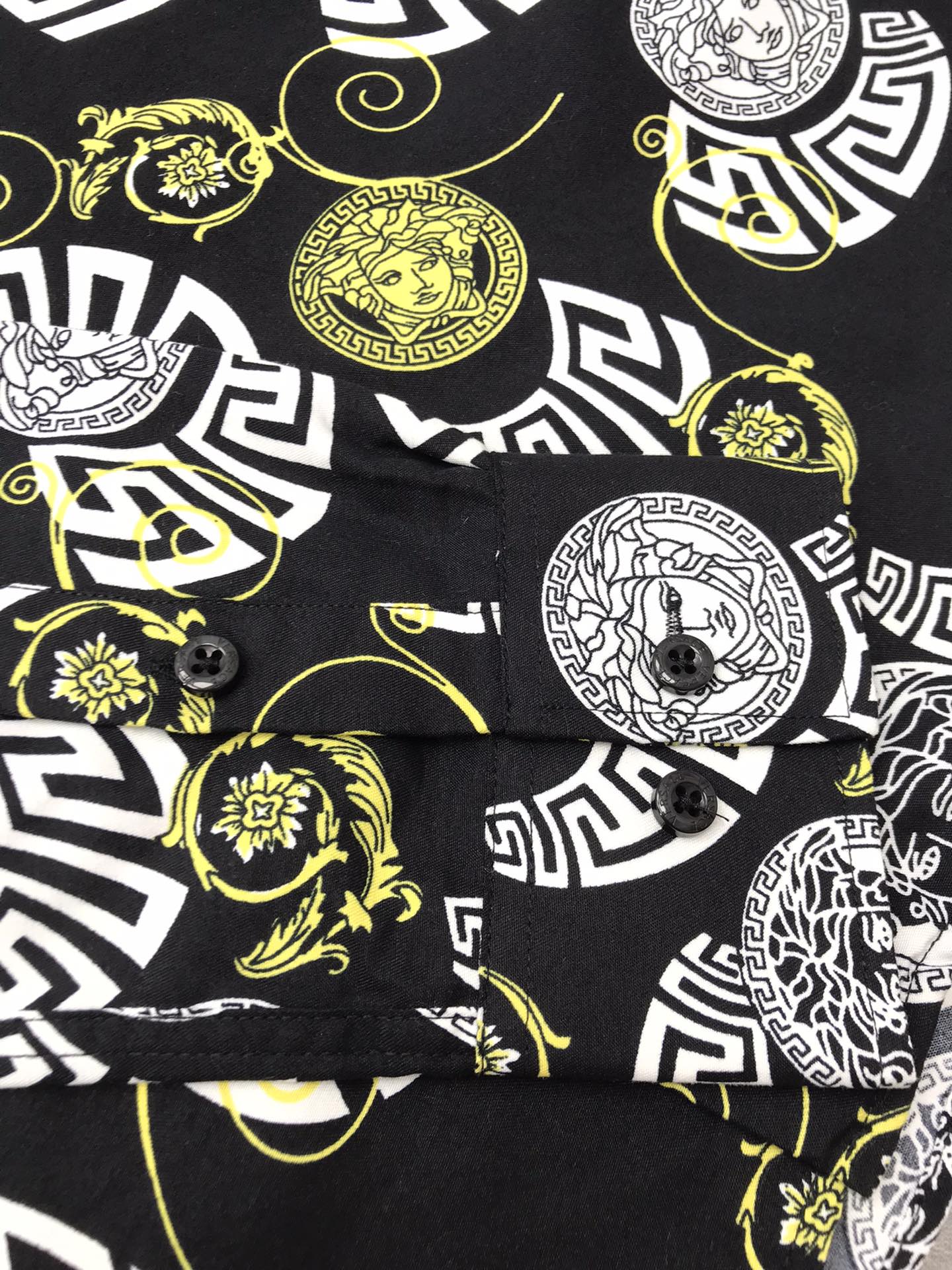 Luxury Versace Long Sleeve Shirt: High-Density Fabric, Laser-Cut, Imported Resin Details. - 图片 6