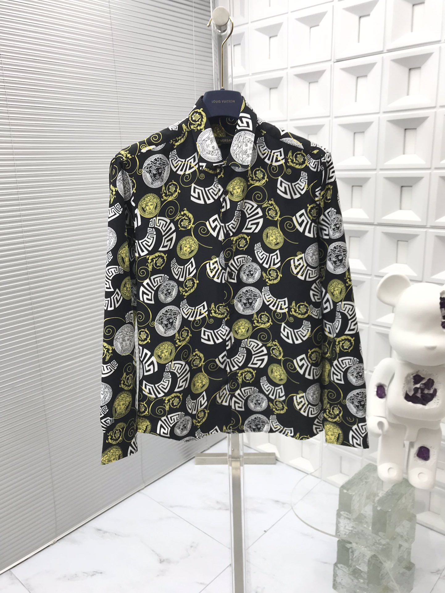 Luxury Versace Long Sleeve Shirt: High-Density Fabric, Laser-Cut, Imported Resin Details. - 图片 1