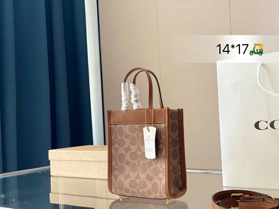 J0 Mini 可爱的蔻驰小包包~ Mini cashin Tote爨 日常的穿搭一定是少不了吸睛33的小包包啦 所以要给大家安利@ Coach蔻驰的这款 Mini Cashin ote 设计灵感源自 Coach在60年代问世的 Cashin Carry 传承了精湛的工艺和不过时的复古质感,经典又不 失可爱 主要是这款真的超高性价比,2k+到手,可以当很 多一线大牌,比如FEND,LV,  Celine 赛琳 的类似款平替 尺寸14*17cm 折叠礼盒包装