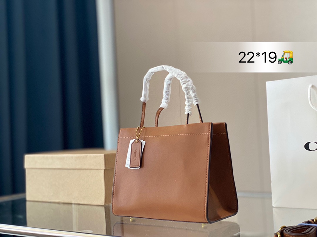 J0 大号 可爱的蔻驰小包包~ 22cm cashin Tote爨 日常的穿搭一定是少不了吸睛33的小包包啦 所以要给大家安利@ Coach蔻驰的这款 Mini Cashin ote 设计灵感源自 Coach在60年代问世的 Cashin Carry 传承了精湛的工艺和不过时的复古质感,经典又不 失可爱 主要是这款真的超高性价比,2k+到手,可以当很 多一线大牌,比如FEND,LV,  Celine 赛琳 的类似款平替 尺寸22 19 cm