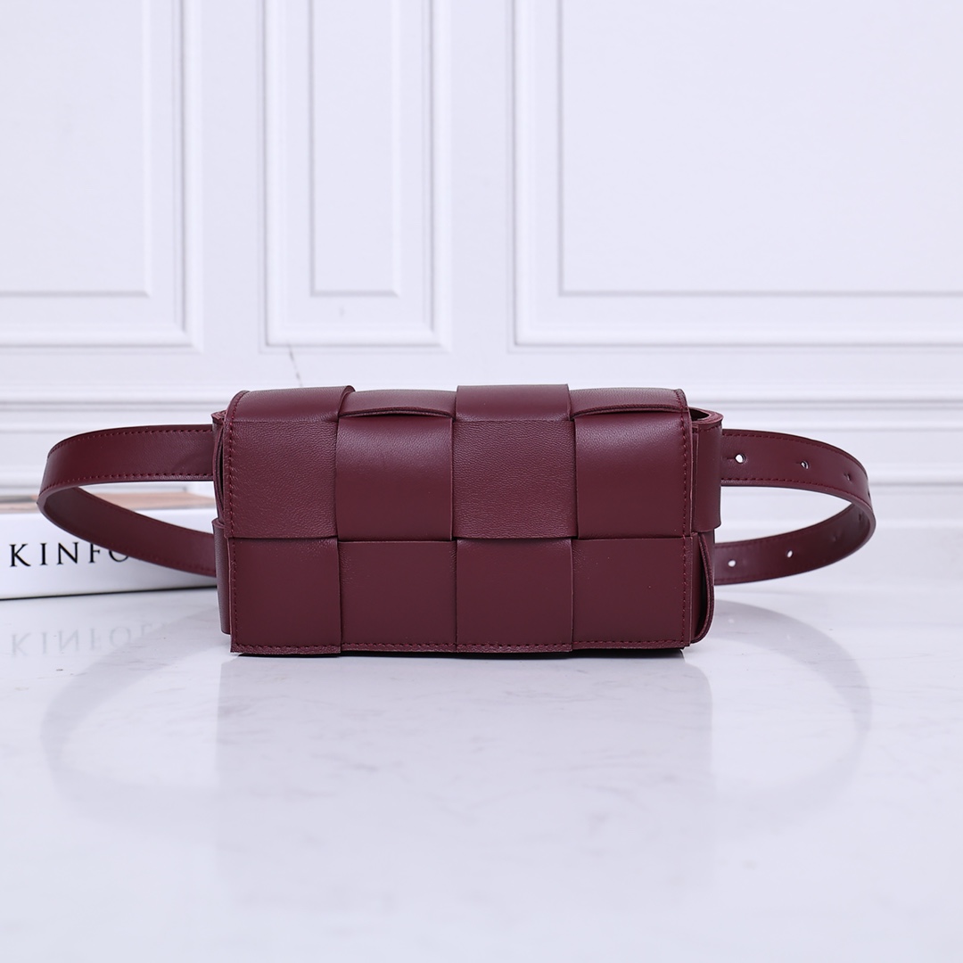 NO:177652,(New color) Checkered waist bag The popular cassette has been released. The lambskin material is very light and has a high-end touch as always. It can be made into clutches, waist bags, crossbody, and shoulders. It is small and exquisite but very easy to use. It is stress-free for iPhone luss, lipstick, and sunglasses!  It continues the square shape of the cassette bag, and does not deform after loading things. It is very good to have a concave shape!  Size 17.5*9.5*5CM,9031# Wine red, BV, bottega veneta, sheepskin19860909(新色)方格腰包 大火的cassette出新款啦 小羊皮材质非常轻盈,一如既往的高级触感,可做手包,腰包,斜挎,肩背都可以.小巧精致但是巨好用 装ihone lus无压力,口红 墨镜都装进来吧！延续了cassette包方方正正的形状,装东西后不变形 非常好凹造型！ 尺寸17.5*9.5*5CM,9031# 酒红,BV,bottega veneta,sheepskin,Bag