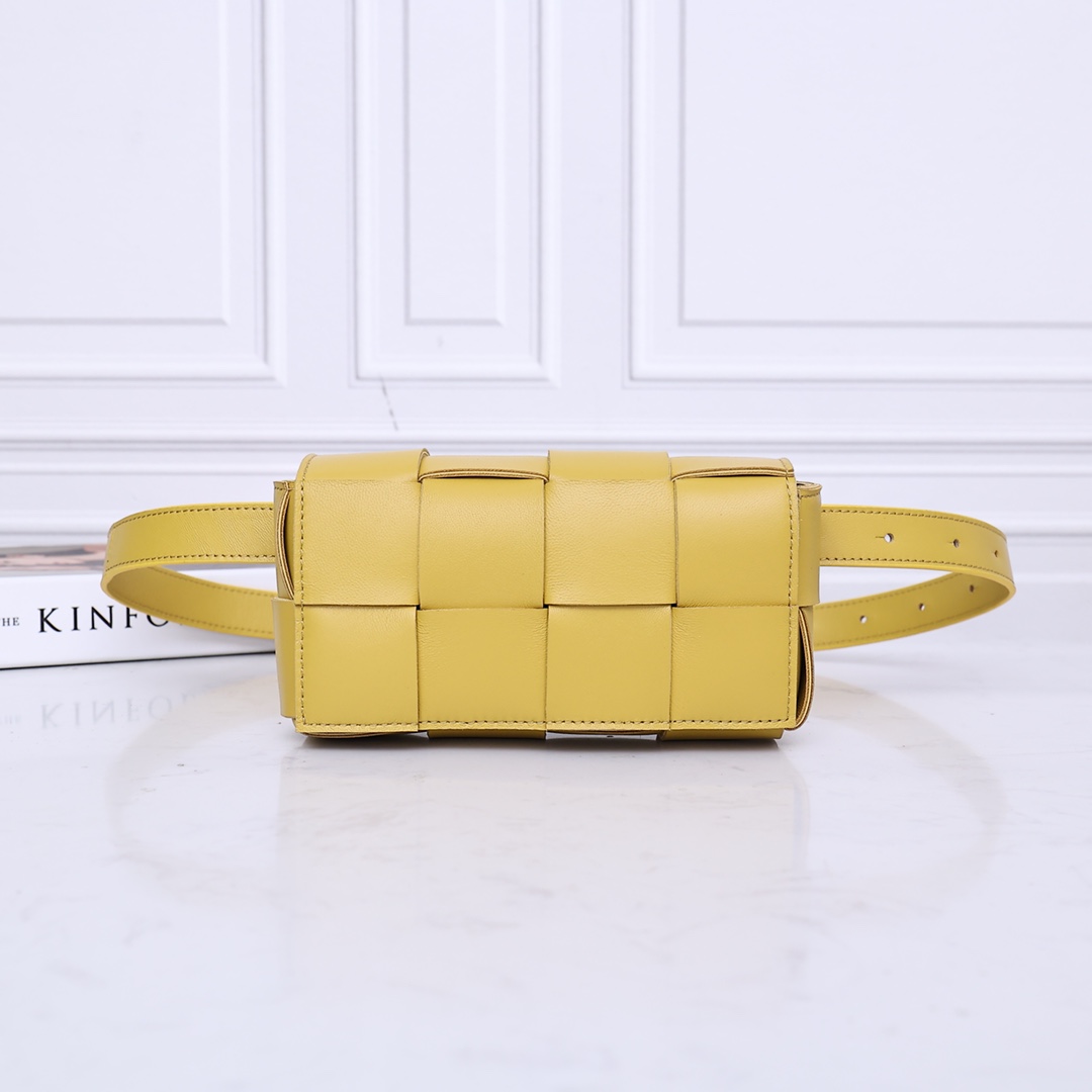 NO:177657,(New color) Checkered waist bag The popular cassette has been released. The lambskin material is very light and has a high-end touch as always. It can be made into clutches, waist bags, crossbody, and shoulders. It is small and exquisite but very easy to use. It is stress-free for iPhone luss, lipstick, and sunglasses!  It continues the square shape of the cassette bag, and does not deform after loading things. It is very good to have a concave shape!  Size 17.5*9.5*5CM,9031# Zea yellow, BV, bottega veneta, sheepskin19860909(新色)方格腰包 大火的cassette出新款啦 小羊皮材质非常轻盈,一如既往的高级触感,可做手包,腰包,斜挎,肩背都可以.小巧精致但是巨好用 装ihone lus无压力,口红 墨镜都装进来吧！延续了cassette包方方正正的形状,装东西后不变形 非常好凹造型！ 尺寸17.5*9.5*5CM,9031# 玉黍黄,BV,bottega veneta,sheepskin,Bag