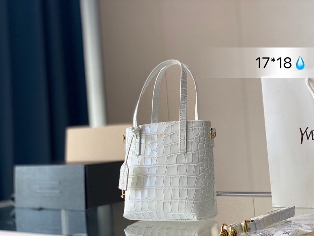 J5 SAINT LAURENT鳄鱼压纹托特包 SL按扣开合设计,搭配可拆卸皮革包覆经典 Saint Laurent 圣罗兰 YSL 标志吊饰。 鳄鱼压纹高级感十足，Tote设计容量足够容纳日常随身小物。圣罗兰 尺寸: 17*18