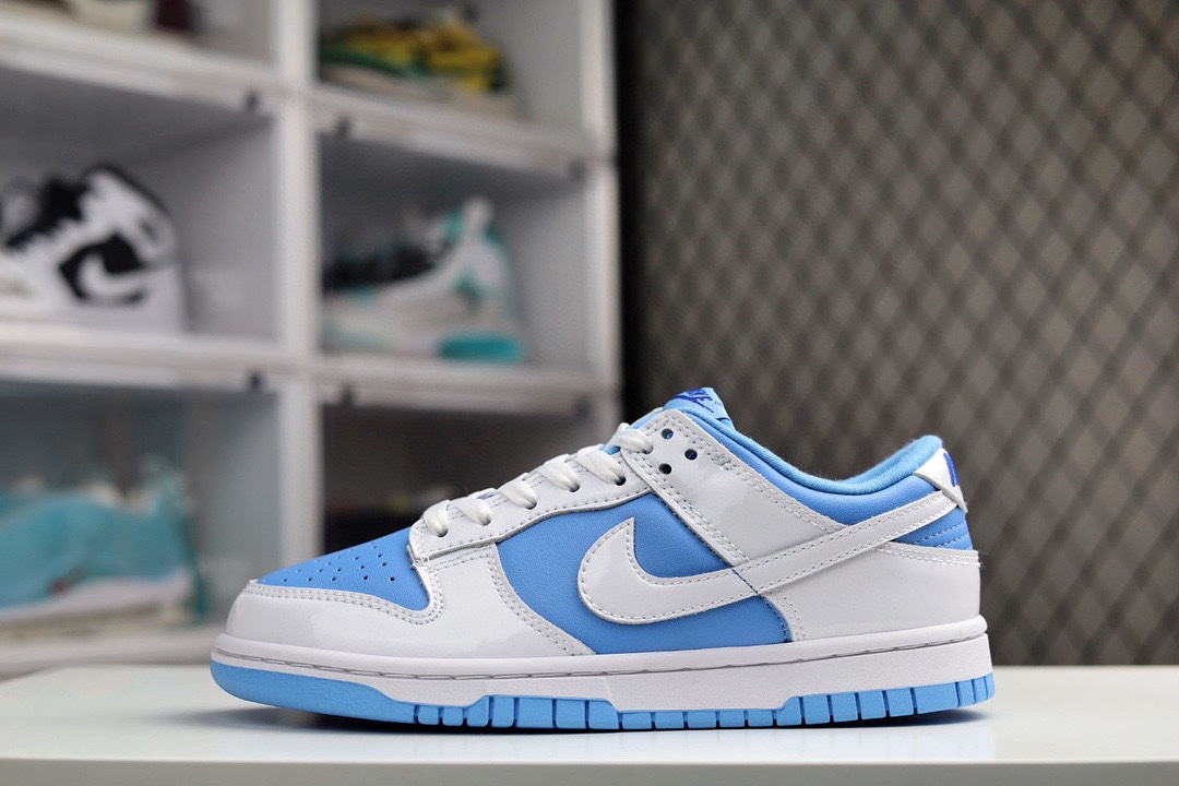 H0 Nk SB Dunk Low “Reverse UNC” 反转北卡蓝 SB低帮运动休闲板鞋 鞋面整体以皮革材质打造，配色则使用反转设计，鞋身整体以淡蓝色皮革为底色，搭配白色框架以及Swoosh设计， 整体颜值依旧延续了北卡蓝的清爽，整体营造出不同的视觉感受。