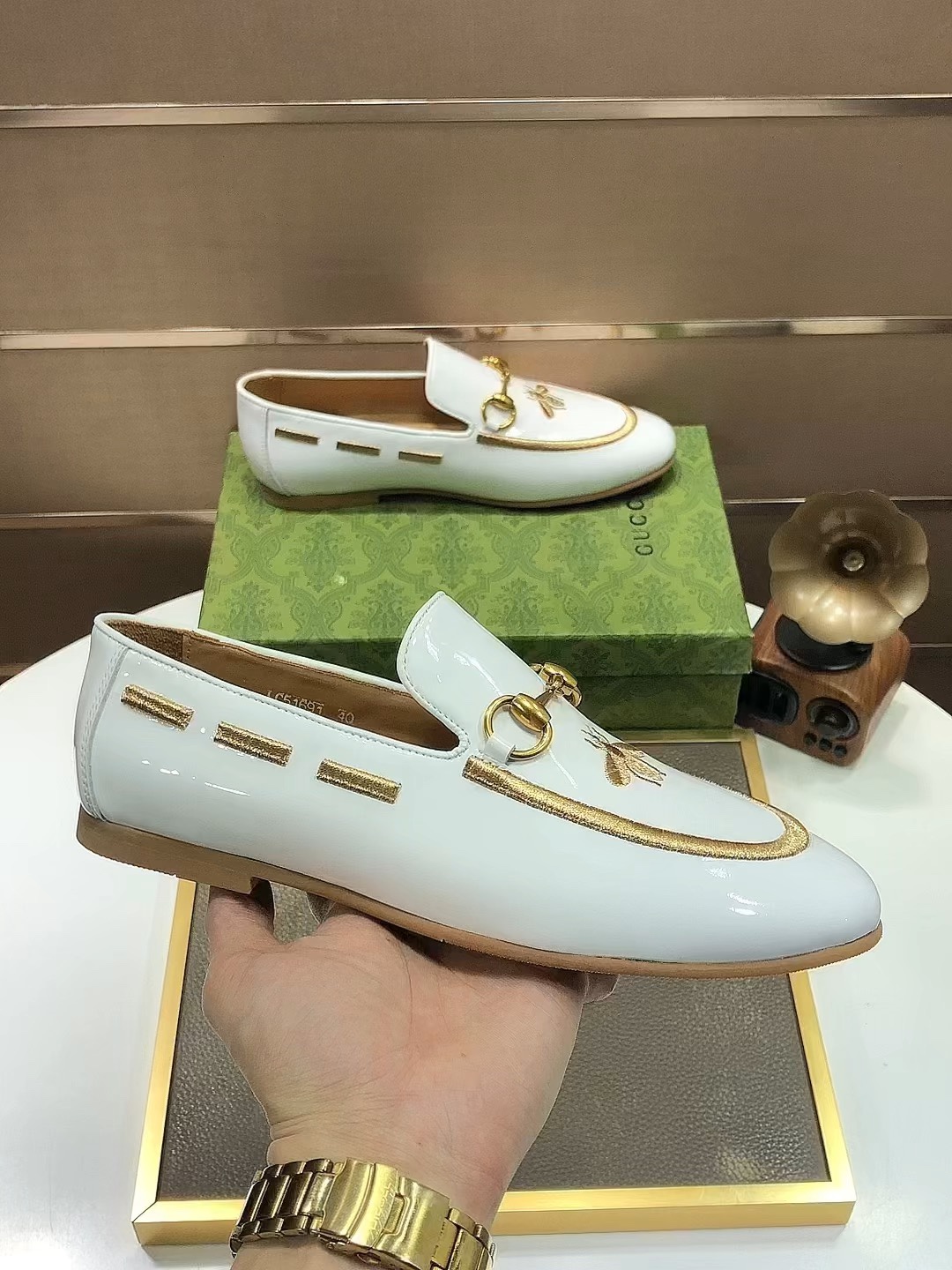 J5  Gucci  古奇  高端牛里 Gucci——顶级版本 Gucci  古奇 经典豆豆鞋选用进口原版牛皮，内里头层舒适牛皮内里原版耐磨橡胶大底高品质精品码数38-44 45定做”},”digital_watermark”:1.1314445561381e+16,”normal”:true,”title”:” Gucci  古奇  高端牛里 Gucci——顶级版本 Gucci  古奇 经典豆豆鞋选用进口原版牛皮，内里头层舒适牛皮内里原版耐磨橡胶大底高品质精品码数38-44 45定做