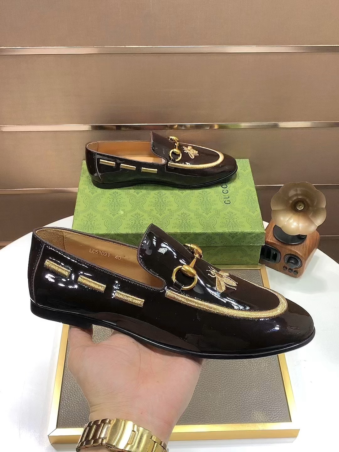 J5  Gucci  古奇  高端牛里 Gucci——顶级版本 Gucci  古奇 豆豆鞋选用进口原版牛皮，内里头层舒适牛皮内里原版耐磨橡胶大底高品质精品码数38-44 45订做不退换