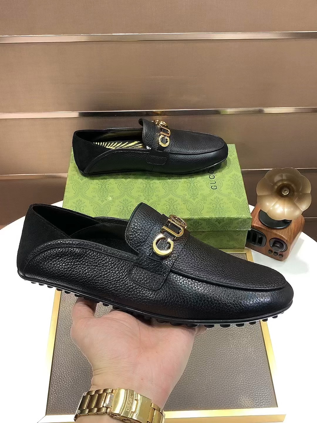 J0  Gucci  古奇  高端牛里 Gucci——顶级版本 Gucci  古奇 豆豆鞋选用进口原版牛皮，内里头层舒适牛皮内里原版耐磨橡胶大底高品质精品码数38-44 45订做不退换”},”price”:,”showAddCart”:true,”album_qrcode”:”https://xcimg.szwego.com/code_C203211646565104341_20327633.png