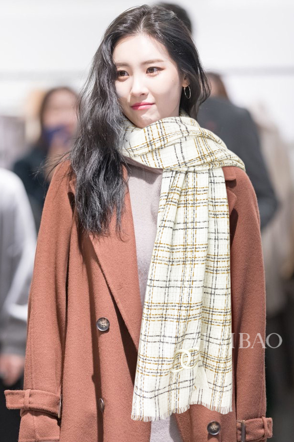 NO:163074,Batch Double C [Double C plaid element long scarf] Little fragrance knitting style, literary and artistic combination of temperament, soft and comfortable fabric, easy to shape, especially versatile Chanel knitting plaid with double C embroidery LOGO elements, making fashion easy. Top-grade cashmere, size 60*190cm. Must-have in autumn and winter, ordinary scarf, chanel19860909批 双C【双C格纹元素长巾】小香编织风 文艺 气质结合于一体 面料柔软舒服 容易造型 特别百搭 香奈儿编织格纹搭配双C刺绣LOGO元素 让时尚变得轻而易举.顶级山羊绒,尺寸60*190cm.秋冬必备,普通围巾,chanel,scarf