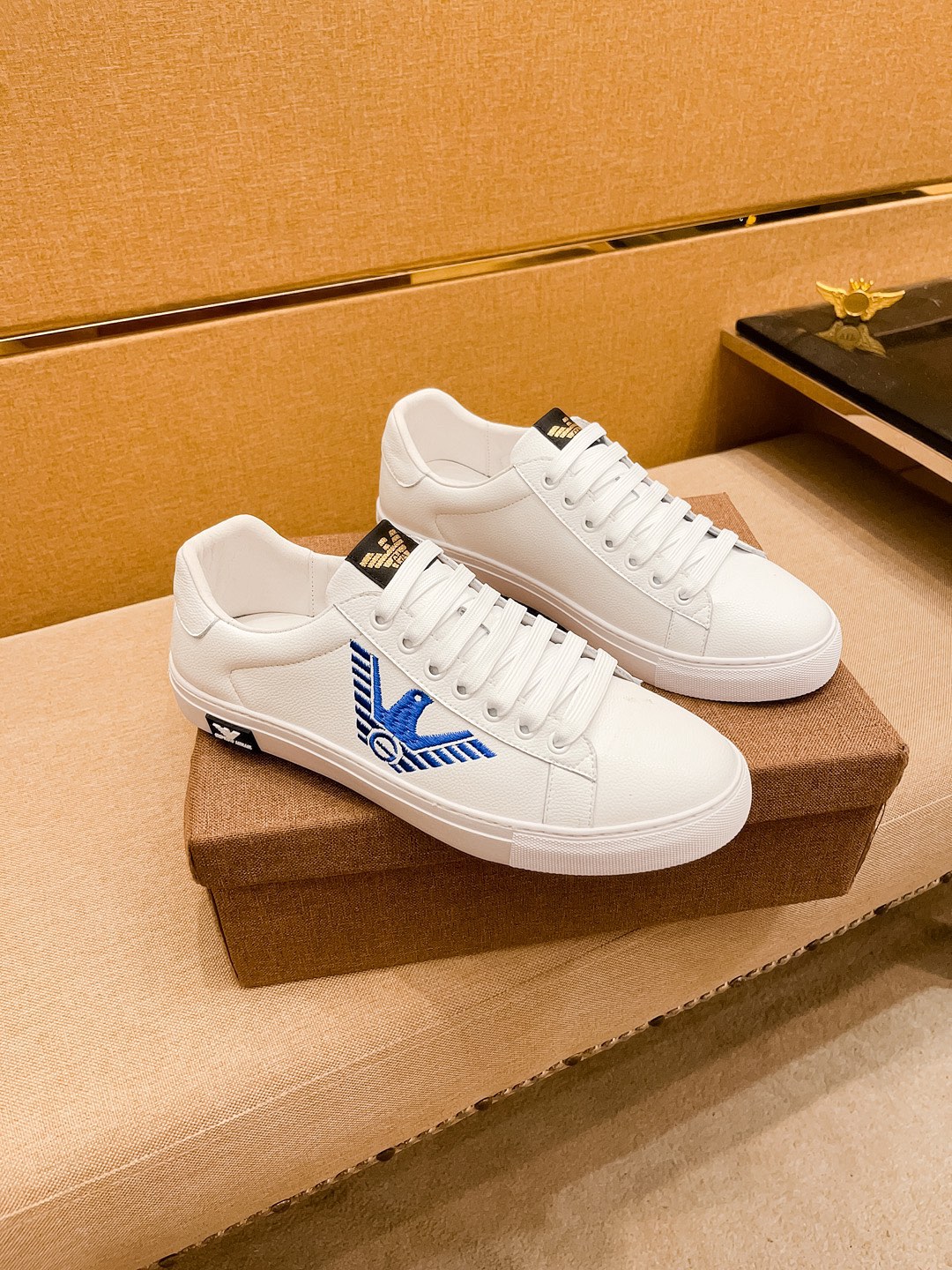 I0  Armani 阿玛尼 男鞋高端品牌 官网1：1最新力作：鞋面采用意大利进口头层牛皮搭配舒适透气内里原版防滑耐磨大底制作,让行走更加便捷舒适,惊世之作,与官方的质量相比美的1：1复刻打造时尚个性衬托你的与众不同潮男必备!经典尺码:38-44 颜色   2色可选