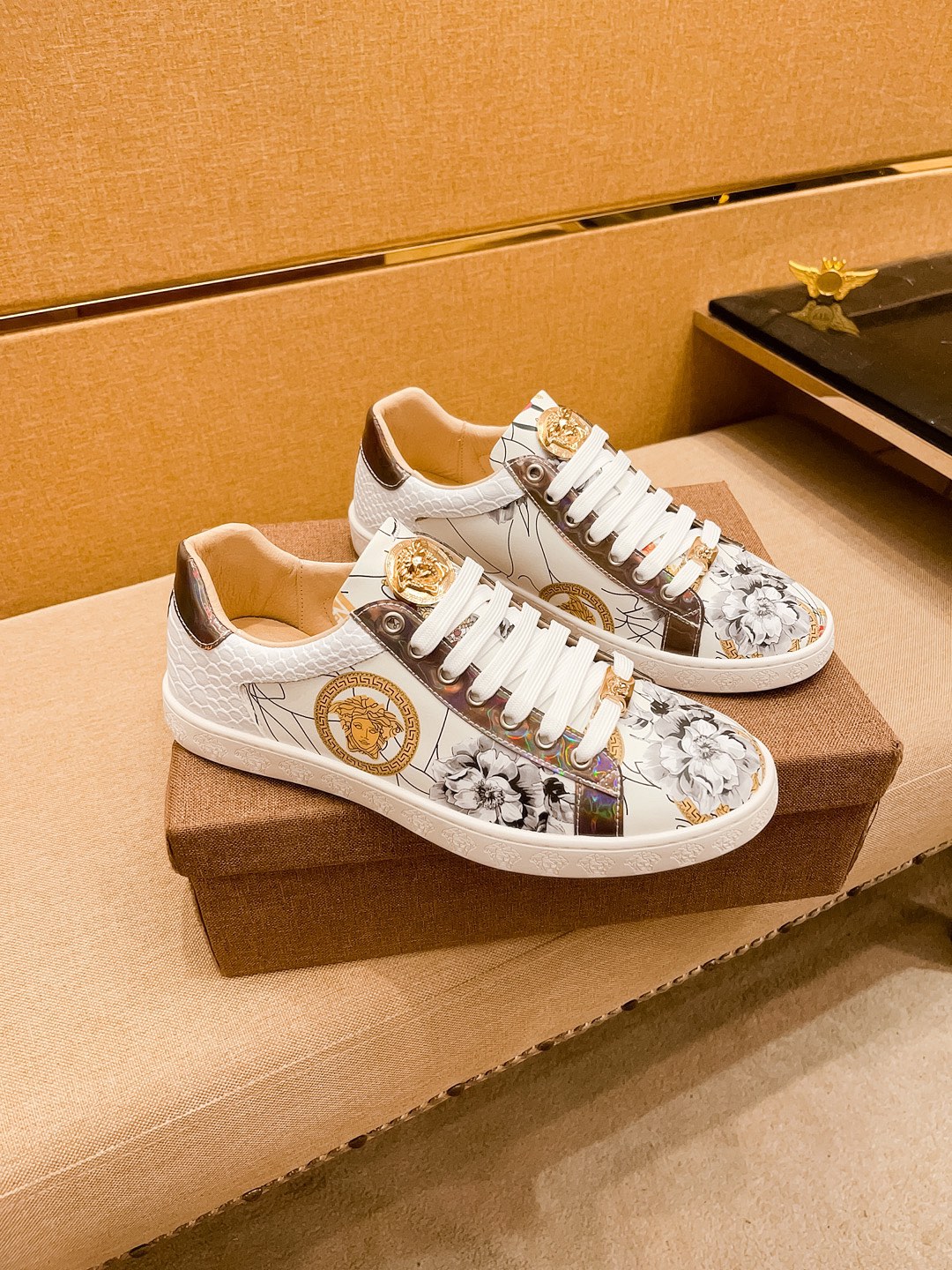 I0  Versace 范思哲 男鞋高端品牌 官网1：1最新力作：鞋面采用意大利进口头层牛皮搭配舒适透气内里原版防滑耐磨大底制作,让行走更加便捷舒适,惊世之作,与官方的质量相比美的1：1复刻打造时尚个性衬托你的与众不同潮男必备!经典尺码:38-44 颜色   1色可选