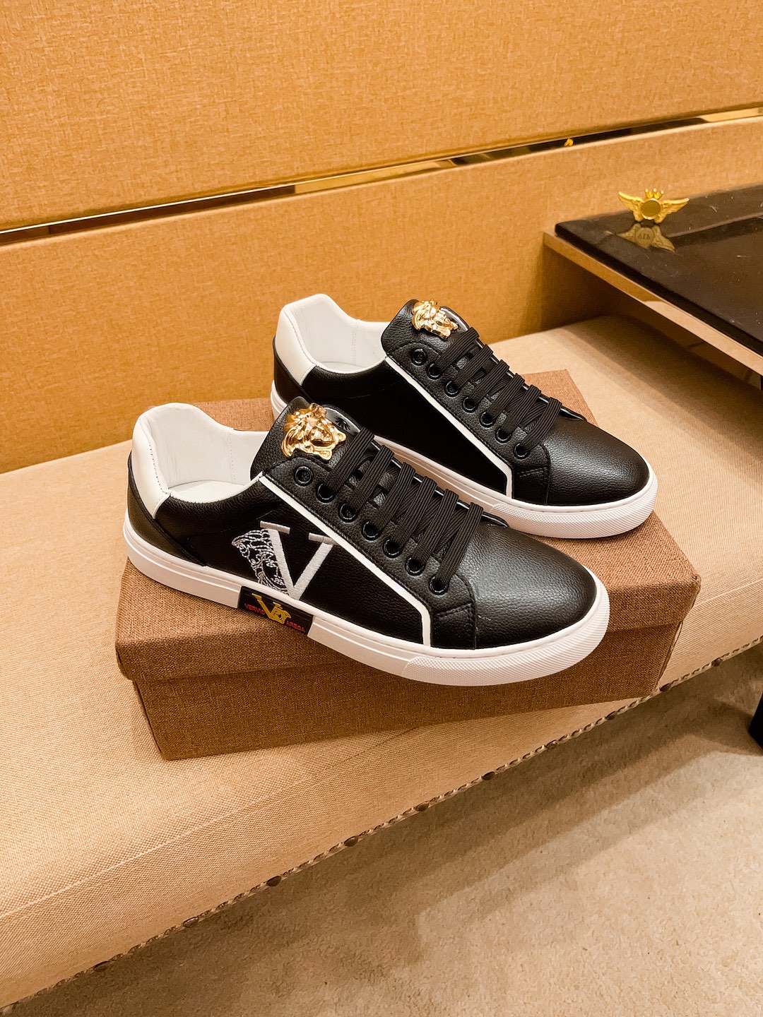 I0  Versace 范思哲 男鞋高端品牌 官网1：1最新力作：鞋面采用意大利进口头层牛皮搭配舒适透气内里原版防滑耐磨大底制作,让行走更加便捷舒适,惊世之作,与官方的质量相比美的1：1复刻打造时尚个性衬托你的与众不同潮男必备!经典尺码:38-44 颜色   2色可选