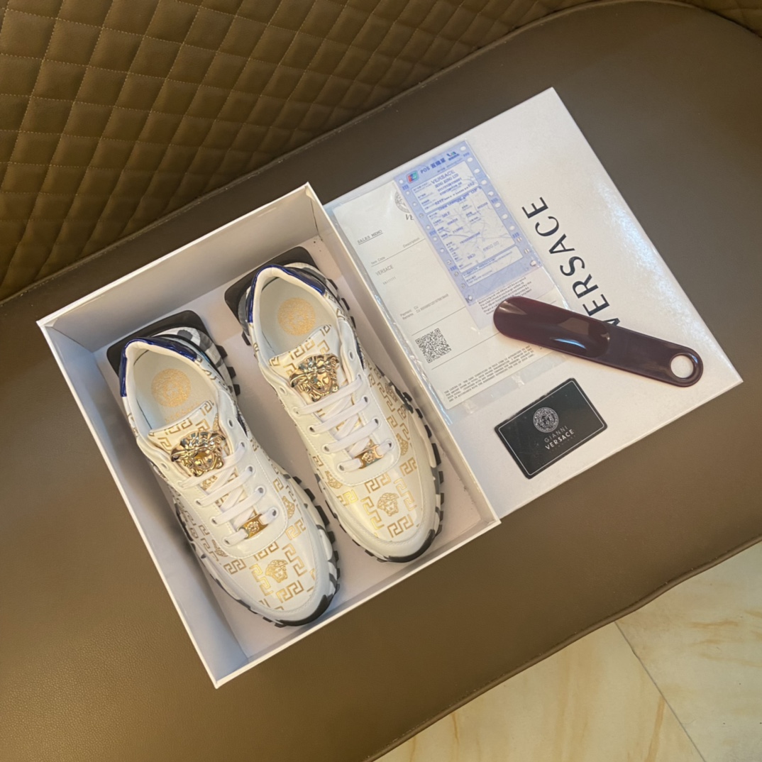 I5   Versace 范思哲 ～独领风骚2022 经典低帮懒人款,瓦莎琪压花纹 鞋面LOGO更是重金精心打造 材料：进口头层小牛皮,羊皮内里 欧美大师独特版面设计 完美打造专柜品质 耐磨仿滑原版大底 青年乐福款 休闲运动板鞋超级舒服 黑色 白色