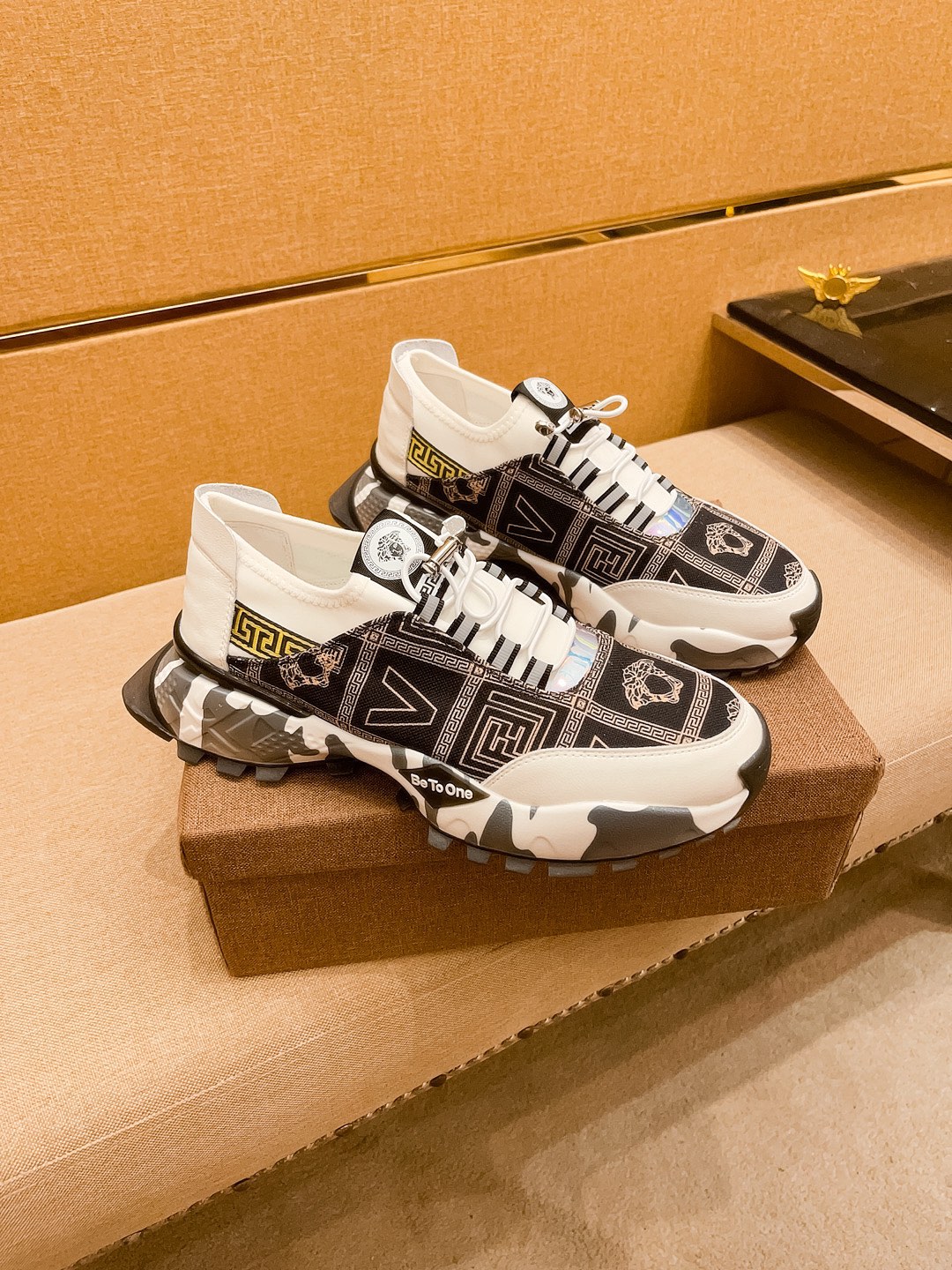 I5  Versace 范思哲 男鞋高端品牌 官网1：1最新力作：鞋面采用意大利进口头层牛皮搭配舒适透气内里原版防滑耐磨大底制作,让行走更加便捷舒适,惊世之作,与官方的质量相比美的1：1复刻打造时尚个性衬托你的与众不同潮男必备!经典尺码:38-44 颜色   1色可选