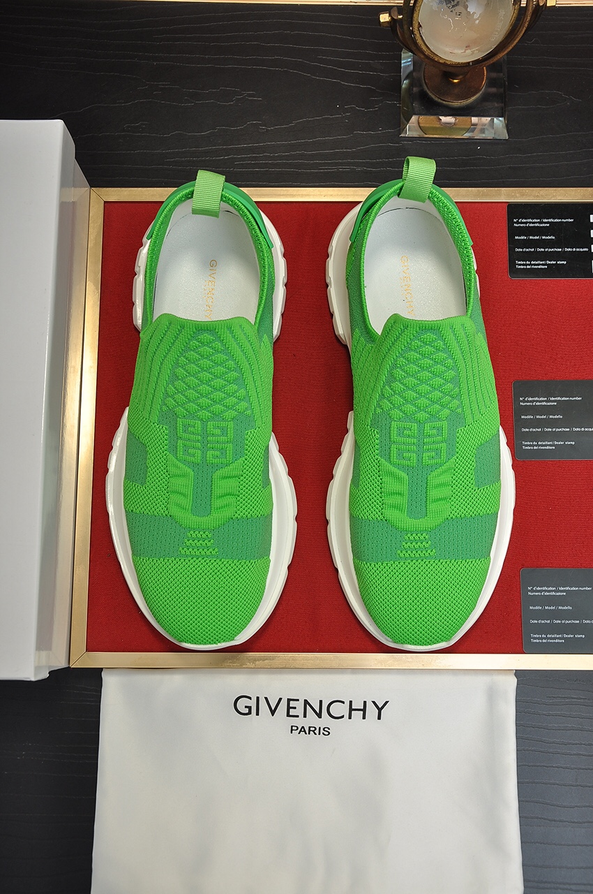 J0 Givenchy 纪梵希  专柜同步发售鞋面：意大利进口品牌logo印花布匹 尽显奢华,脚感舒适,鞋底：原厂特供气垫大底,轻便,舒适,随意进出专柜 码数38-44,专柜包装.