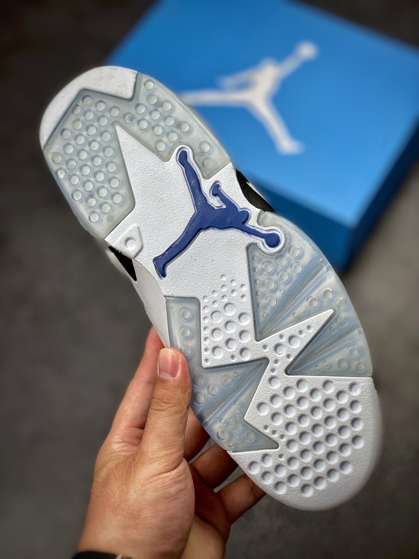 240 Air Jordan 6 Retro ”University Blue” 北卡蓝 CT8529-410