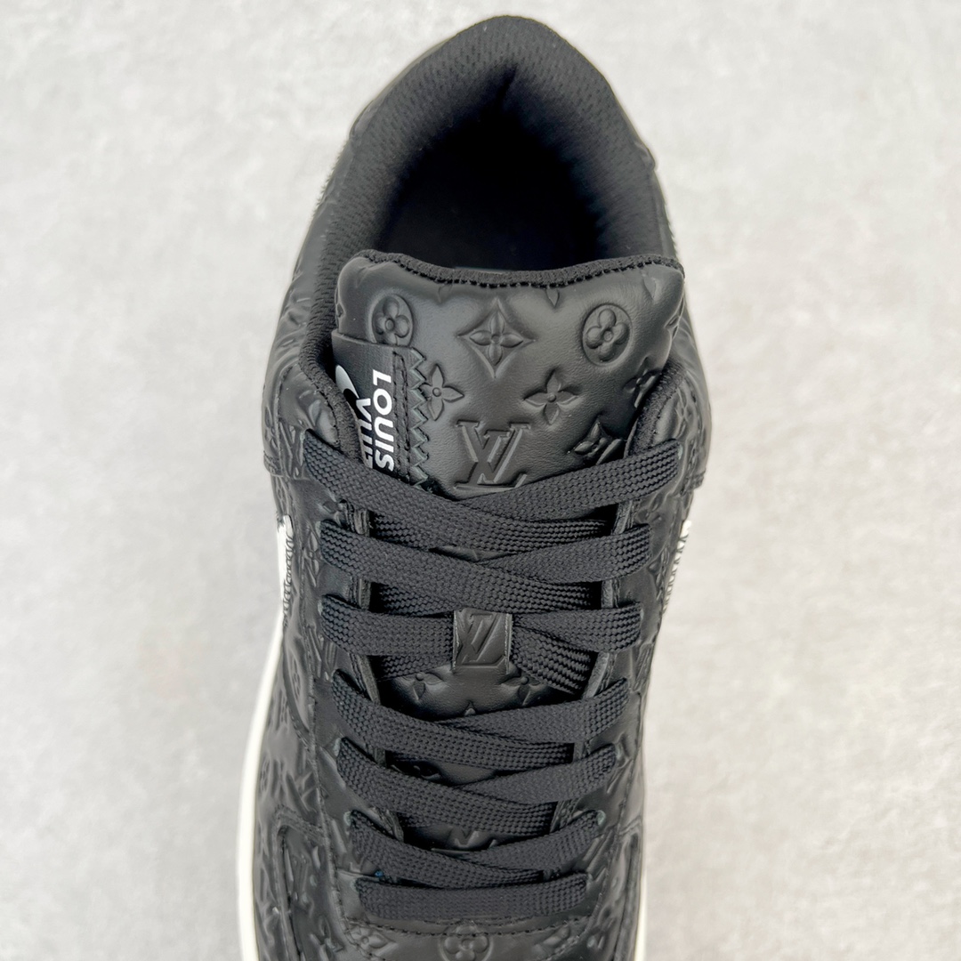 图片[5]-＃东莞纯原 市面独家顶级版本 Louis Vuitton lv x NK Air Force1 Low 空军重磅联名 至今巅峰之作 男款最新升级改良版 25个配色持续更新东莞大厂耗资原鞋开发 当时发售前基本上没货 2级市场买了两双回来开发 一双白蓝女鞋 一双全白男鞋 当时一双价格5w+ 拿到手上有点发抖 全鞋拼接工艺的完美衔接 看不出一点有拼接过的痕迹 最重要的鞋面材料 都需进口订做采用意大利Monogram 纳米牛皮 软度舒适度非常好 报废率也极高 全鞋工艺极其复杂鞋面的印花 压纹都是对于工厂新的摸索和挑战 原版大底私模开发 区别市场低价版本共用老款空军磨具大底 毕竟原版4-5万的鞋 做工材质都是进口最顶级的皮革 质地暗花烫金的拼接凸显高级和质感 鞋身非常轻便大底舒适度非常之高 完全改变了之前Force1 Low 的笨重硬度不舒适的设计 对于品牌和设计师不做多的介绍做好鞋也很想用情怀做铺垫可惜文字格不够 有喜欢关注此款很久的朋友可以考虑下顶级高端fake 一比一的细节 全身心的开发只为还原你购买后称赞还不错的潮鞋 男女鞋尺码 35 36 37 38 39 40 41 42 43 44 45 46-选品中心