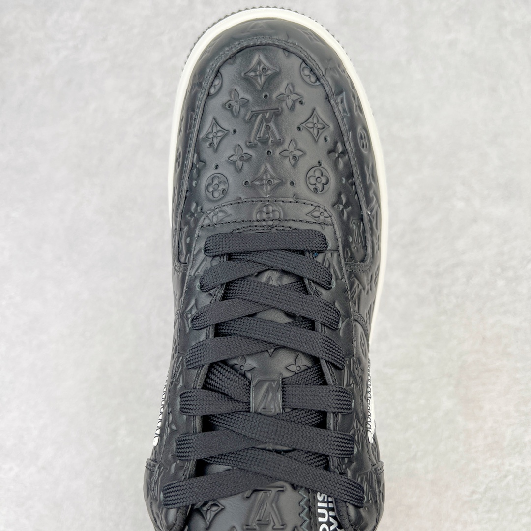 图片[4]-＃东莞纯原 市面独家顶级版本 Louis Vuitton lv x NK Air Force1 Low 空军重磅联名 至今巅峰之作 男款最新升级改良版 25个配色持续更新东莞大厂耗资原鞋开发 当时发售前基本上没货 2级市场买了两双回来开发 一双白蓝女鞋 一双全白男鞋 当时一双价格5w+ 拿到手上有点发抖 全鞋拼接工艺的完美衔接 看不出一点有拼接过的痕迹 最重要的鞋面材料 都需进口订做采用意大利Monogram 纳米牛皮 软度舒适度非常好 报废率也极高 全鞋工艺极其复杂鞋面的印花 压纹都是对于工厂新的摸索和挑战 原版大底私模开发 区别市场低价版本共用老款空军磨具大底 毕竟原版4-5万的鞋 做工材质都是进口最顶级的皮革 质地暗花烫金的拼接凸显高级和质感 鞋身非常轻便大底舒适度非常之高 完全改变了之前Force1 Low 的笨重硬度不舒适的设计 对于品牌和设计师不做多的介绍做好鞋也很想用情怀做铺垫可惜文字格不够 有喜欢关注此款很久的朋友可以考虑下顶级高端fake 一比一的细节 全身心的开发只为还原你购买后称赞还不错的潮鞋 男女鞋尺码 35 36 37 38 39 40 41 42 43 44 45 46-选品中心