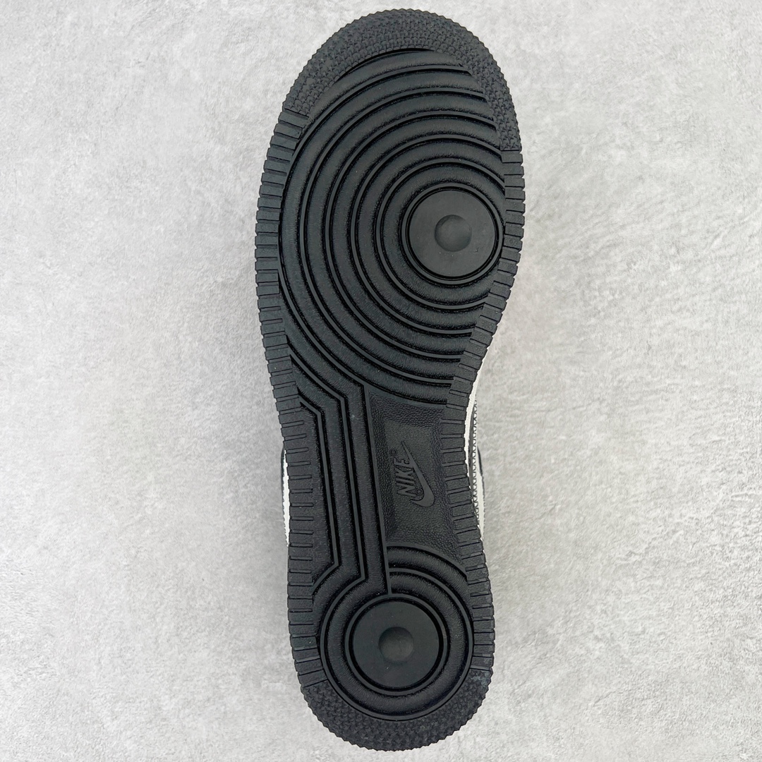 图片[9]-＃东莞纯原 市面独家顶级版本 Louis Vuitton lv x NK Air Force1 Low 空军重磅联名 至今巅峰之作 男款最新升级改良版 25个配色持续更新东莞大厂耗资原鞋开发 当时发售前基本上没货 2级市场买了两双回来开发 一双白蓝女鞋 一双全白男鞋 当时一双价格5w+ 拿到手上有点发抖 全鞋拼接工艺的完美衔接 看不出一点有拼接过的痕迹 最重要的鞋面材料 都需进口订做采用意大利Monogram 纳米牛皮 软度舒适度非常好 报废率也极高 全鞋工艺极其复杂鞋面的印花 压纹都是对于工厂新的摸索和挑战 原版大底私模开发 区别市场低价版本共用老款空军磨具大底 毕竟原版4-5万的鞋 做工材质都是进口最顶级的皮革 质地暗花烫金的拼接凸显高级和质感 鞋身非常轻便大底舒适度非常之高 完全改变了之前Force1 Low 的笨重硬度不舒适的设计 对于品牌和设计师不做多的介绍做好鞋也很想用情怀做铺垫可惜文字格不够 有喜欢关注此款很久的朋友可以考虑下顶级高端fake 一比一的细节 全身心的开发只为还原你购买后称赞还不错的潮鞋 男女鞋尺码 35 36 37 38 39 40 41 42 43 44 45 46-选品中心