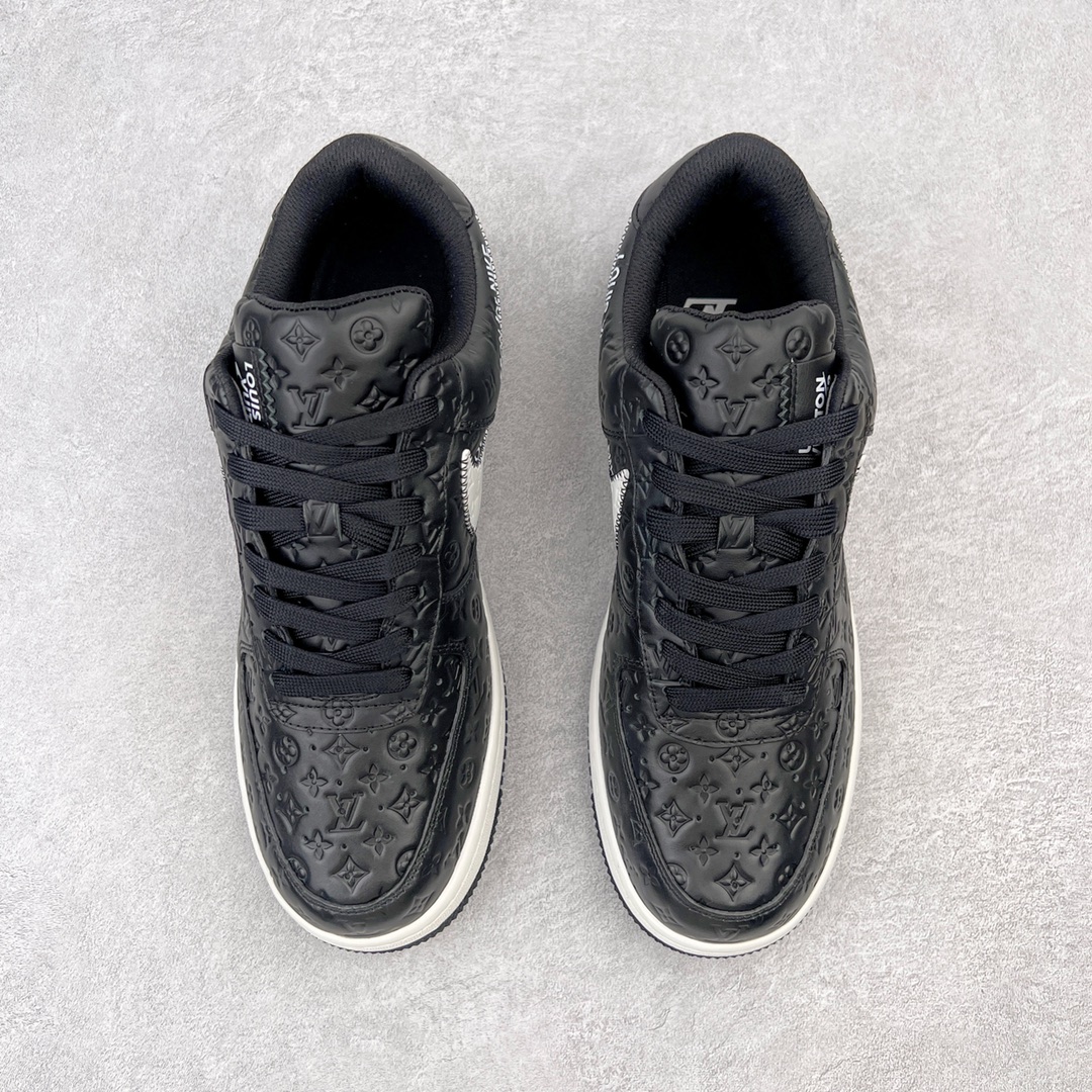 图片[2]-＃东莞纯原 市面独家顶级版本 Louis Vuitton lv x NK Air Force1 Low 空军重磅联名 至今巅峰之作 男款最新升级改良版 25个配色持续更新东莞大厂耗资原鞋开发 当时发售前基本上没货 2级市场买了两双回来开发 一双白蓝女鞋 一双全白男鞋 当时一双价格5w+ 拿到手上有点发抖 全鞋拼接工艺的完美衔接 看不出一点有拼接过的痕迹 最重要的鞋面材料 都需进口订做采用意大利Monogram 纳米牛皮 软度舒适度非常好 报废率也极高 全鞋工艺极其复杂鞋面的印花 压纹都是对于工厂新的摸索和挑战 原版大底私模开发 区别市场低价版本共用老款空军磨具大底 毕竟原版4-5万的鞋 做工材质都是进口最顶级的皮革 质地暗花烫金的拼接凸显高级和质感 鞋身非常轻便大底舒适度非常之高 完全改变了之前Force1 Low 的笨重硬度不舒适的设计 对于品牌和设计师不做多的介绍做好鞋也很想用情怀做铺垫可惜文字格不够 有喜欢关注此款很久的朋友可以考虑下顶级高端fake 一比一的细节 全身心的开发只为还原你购买后称赞还不错的潮鞋 男女鞋尺码 35 36 37 38 39 40 41 42 43 44 45 46-选品中心