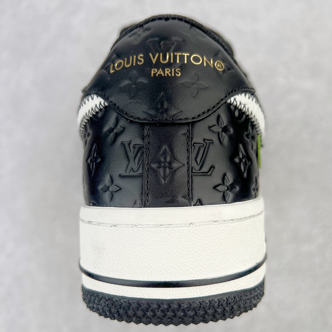 图片[8]-＃东莞纯原 市面独家顶级版本 Louis Vuitton lv x NK Air Force1 Low 空军重磅联名 至今巅峰之作 男款最新升级改良版 25个配色持续更新东莞大厂耗资原鞋开发 当时发售前基本上没货 2级市场买了两双回来开发 一双白蓝女鞋 一双全白男鞋 当时一双价格5w+ 拿到手上有点发抖 全鞋拼接工艺的完美衔接 看不出一点有拼接过的痕迹 最重要的鞋面材料 都需进口订做采用意大利Monogram 纳米牛皮 软度舒适度非常好 报废率也极高 全鞋工艺极其复杂鞋面的印花 压纹都是对于工厂新的摸索和挑战 原版大底私模开发 区别市场低价版本共用老款空军磨具大底 毕竟原版4-5万的鞋 做工材质都是进口最顶级的皮革 质地暗花烫金的拼接凸显高级和质感 鞋身非常轻便大底舒适度非常之高 完全改变了之前Force1 Low 的笨重硬度不舒适的设计 对于品牌和设计师不做多的介绍做好鞋也很想用情怀做铺垫可惜文字格不够 有喜欢关注此款很久的朋友可以考虑下顶级高端fake 一比一的细节 全身心的开发只为还原你购买后称赞还不错的潮鞋 男女鞋尺码 35 36 37 38 39 40 41 42 43 44 45 46-选品中心